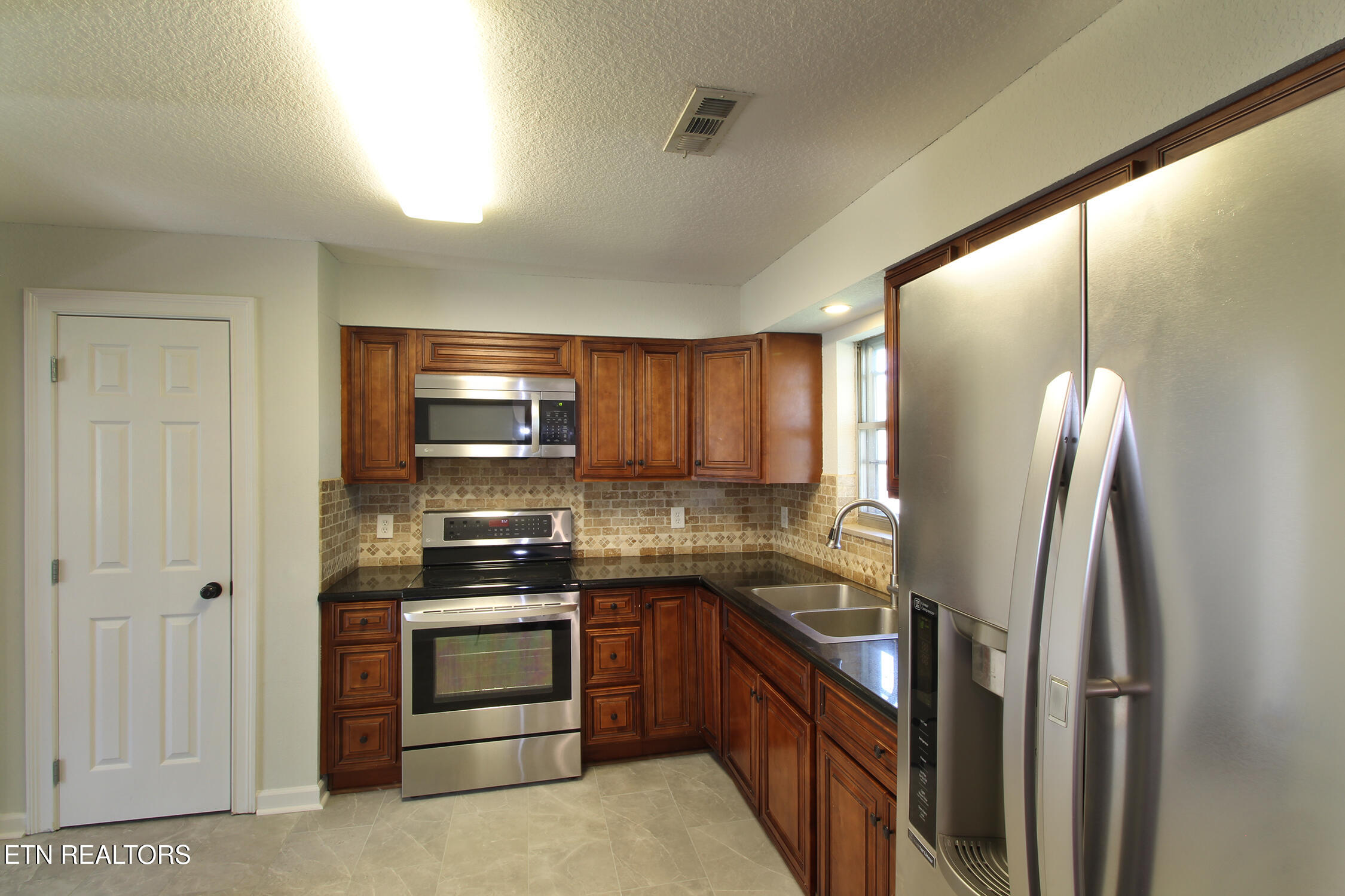 9040 Shallowford Rd Property Photo 12