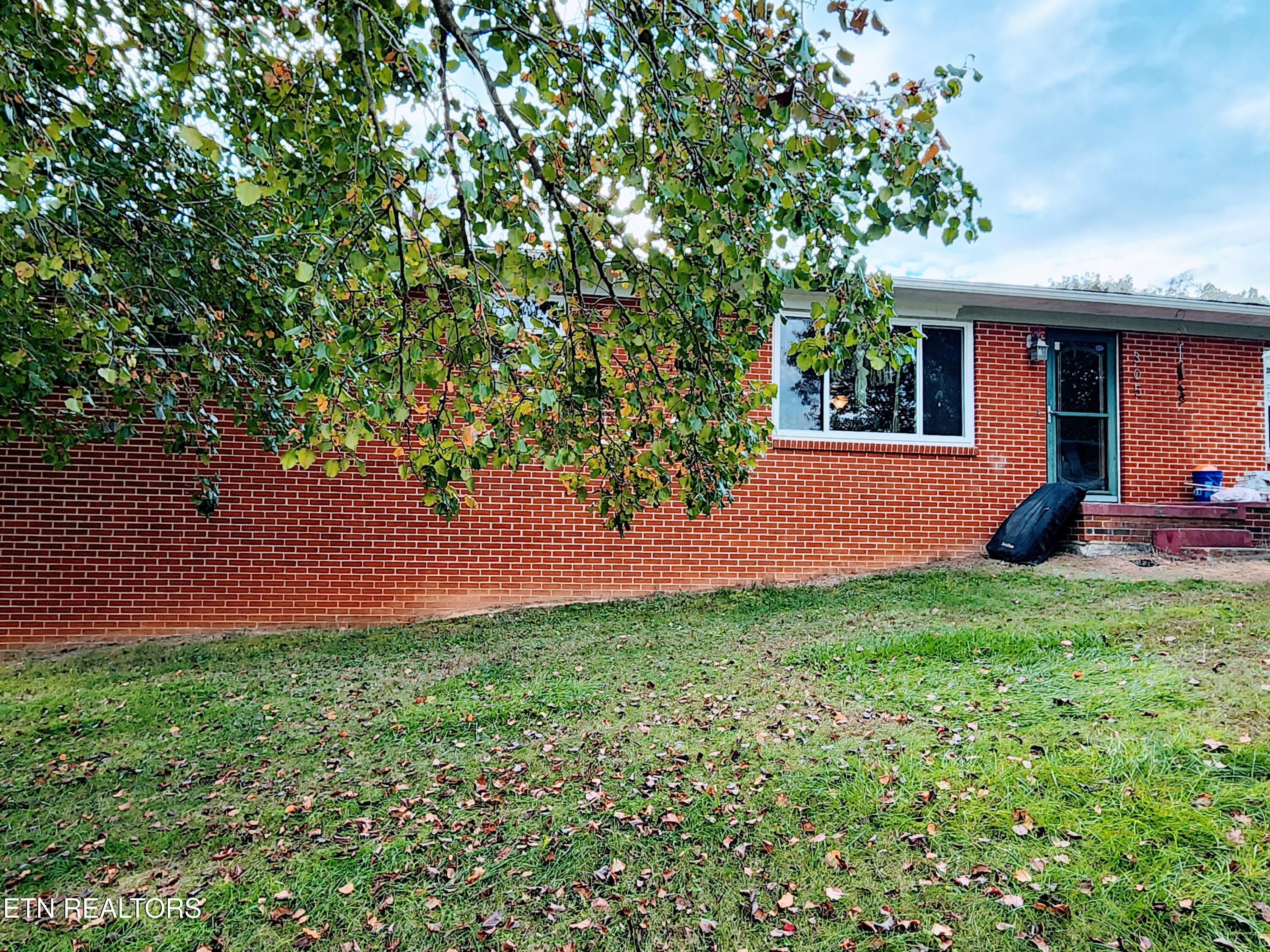 305 Meadowview Drive Property Photo