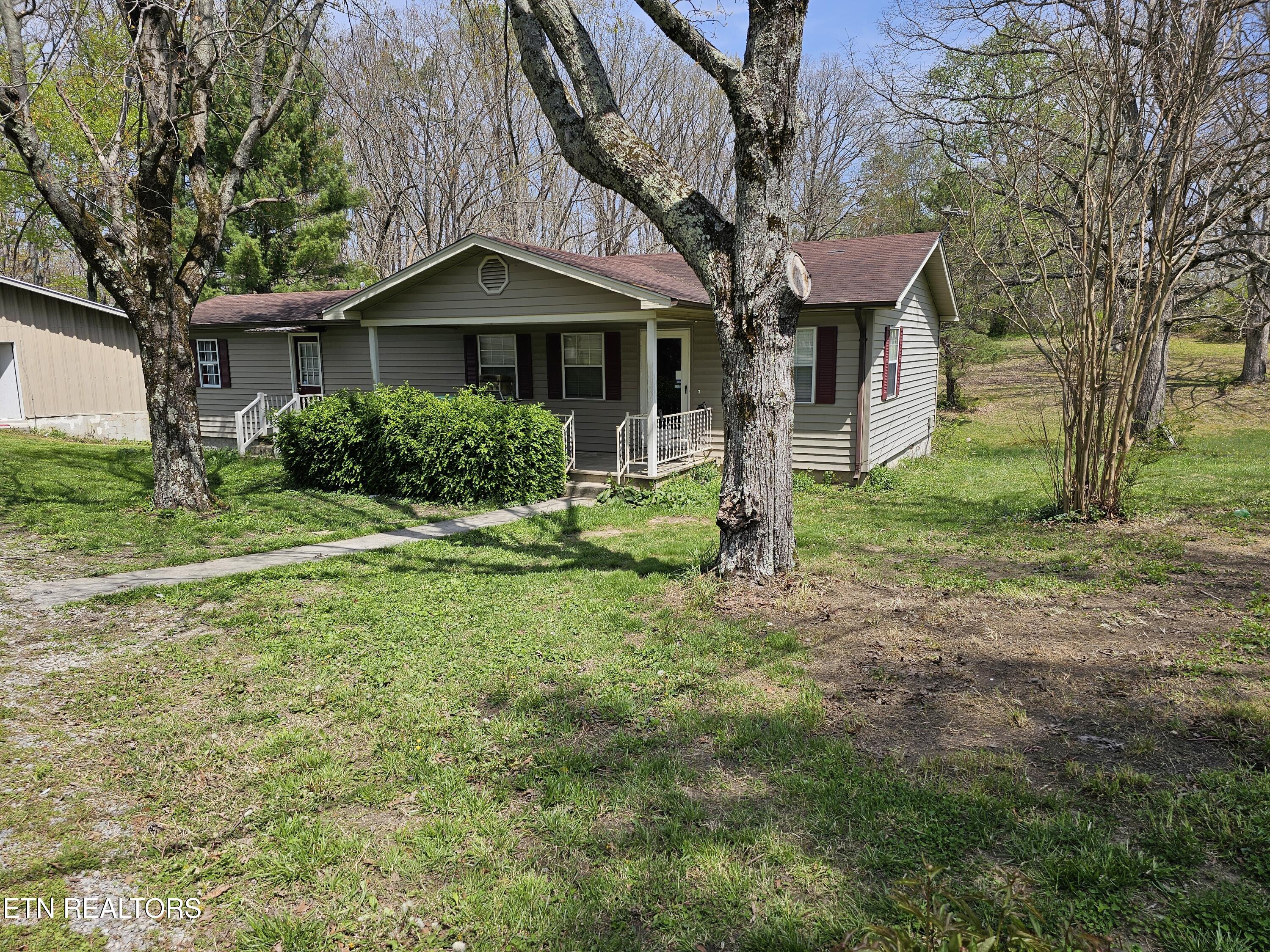 1009 Roysden Rd Property Photo