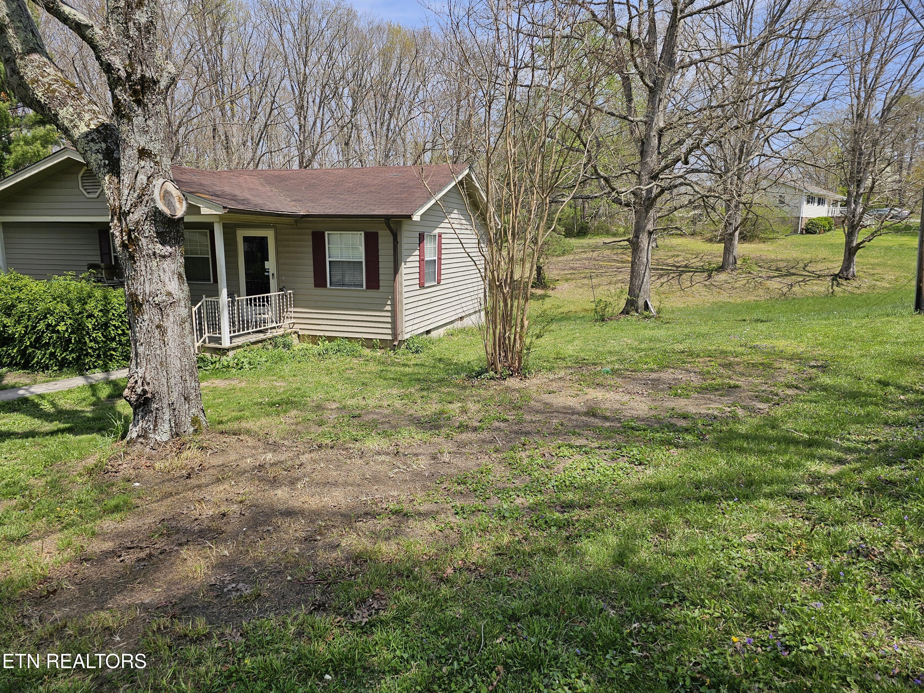 1009 Roysden Rd Property Photo 2