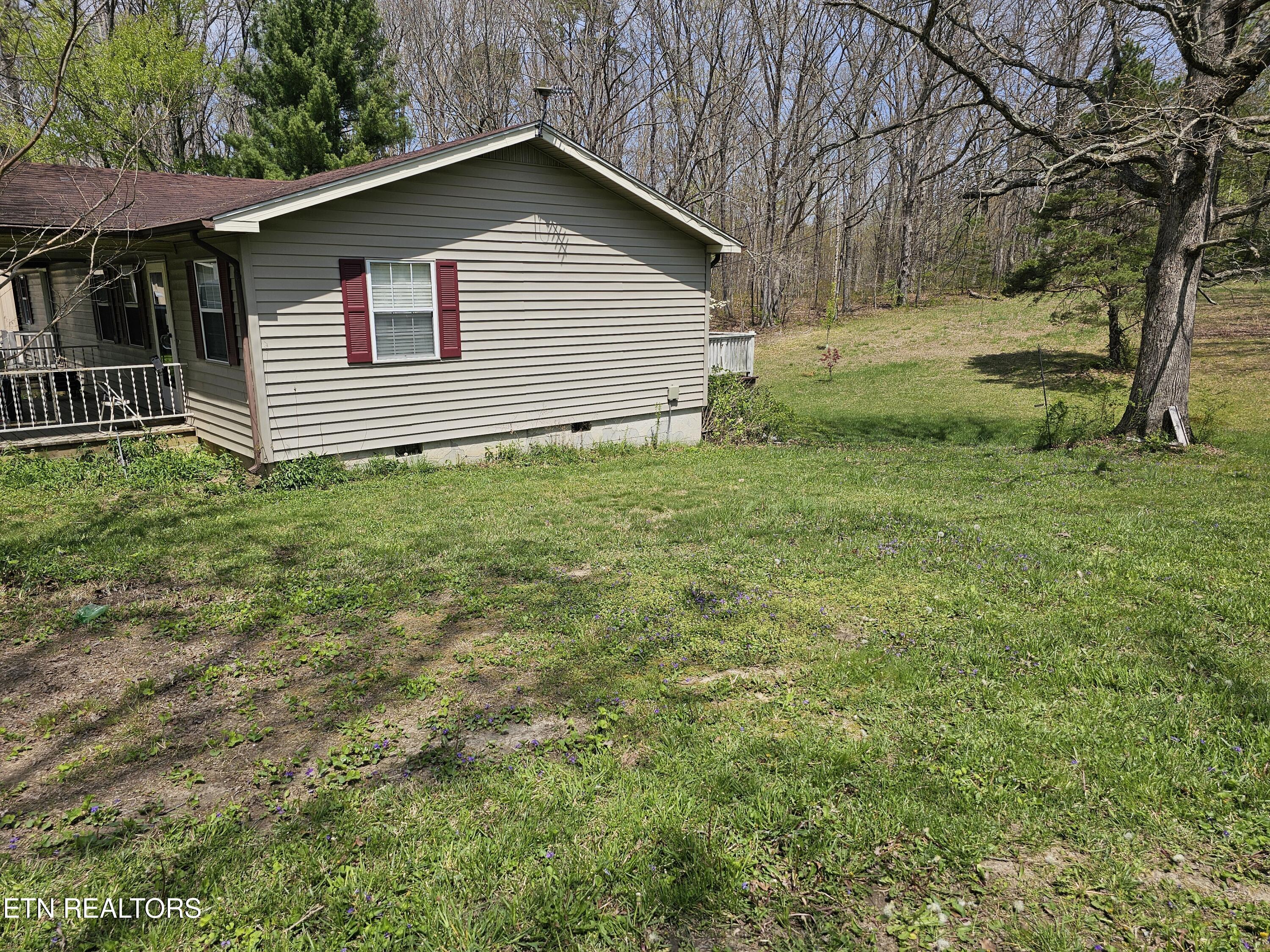 1009 Roysden Rd Property Photo 3