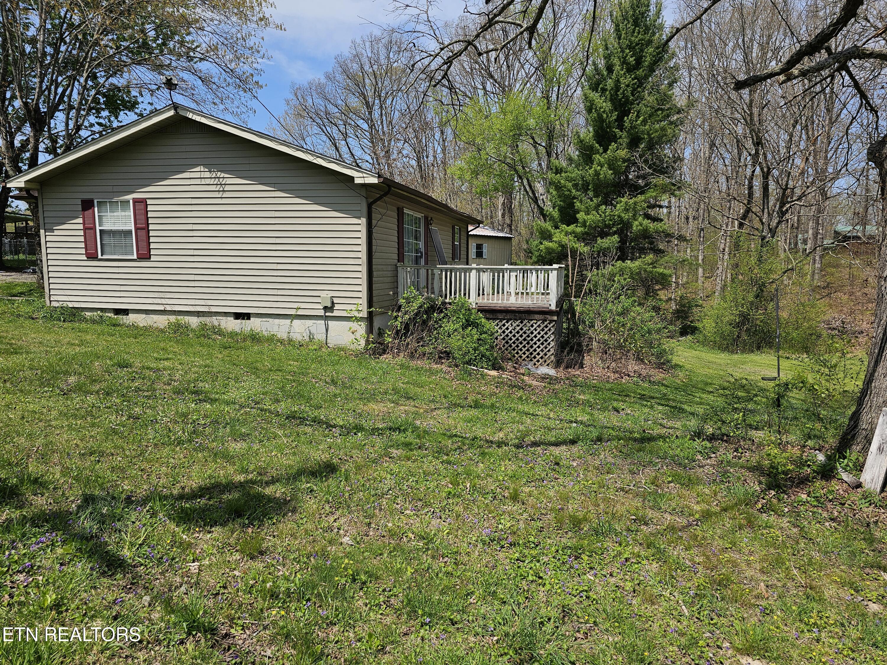 1009 Roysden Rd Property Photo 5
