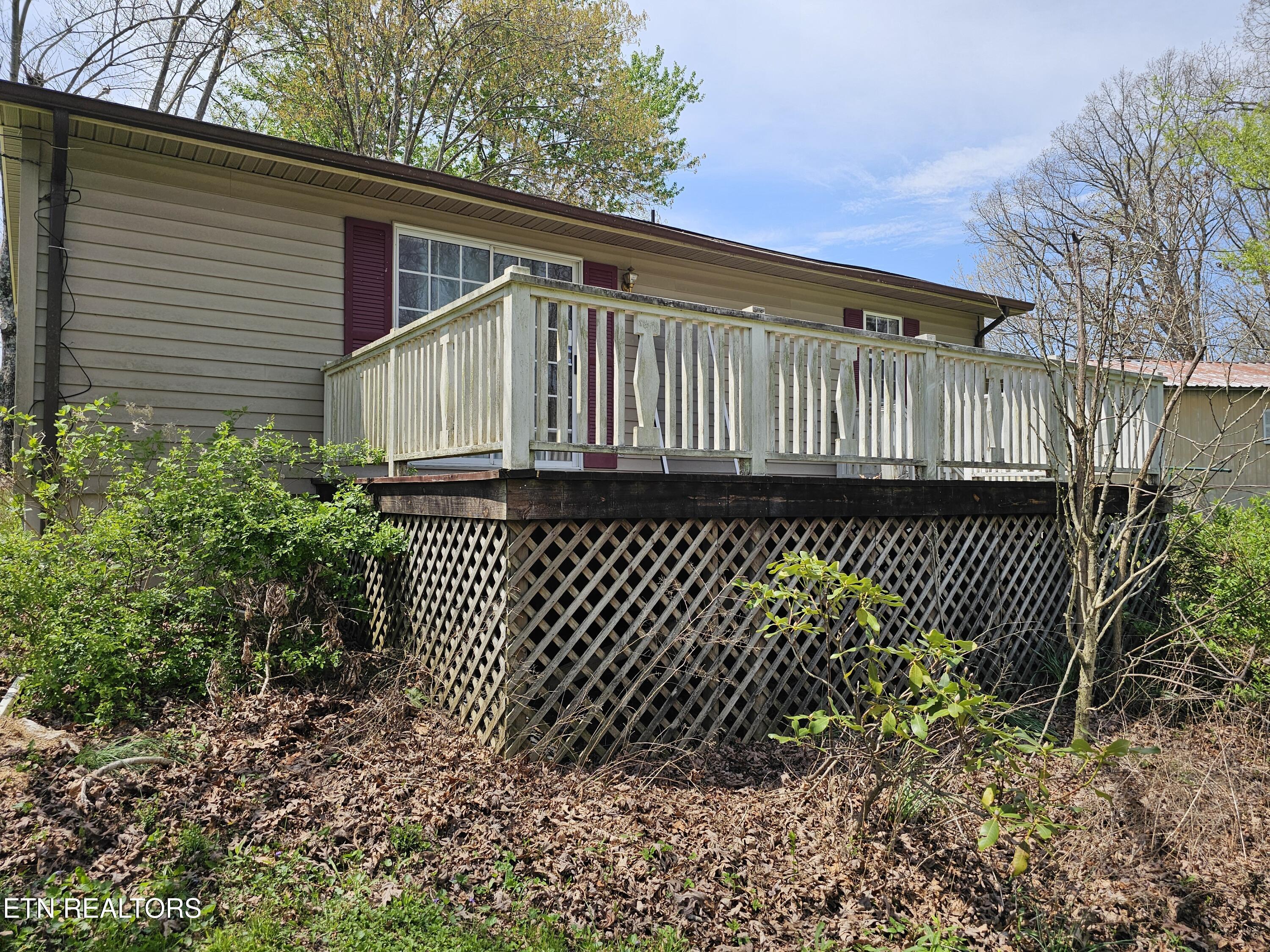 1009 Roysden Rd Property Photo 7