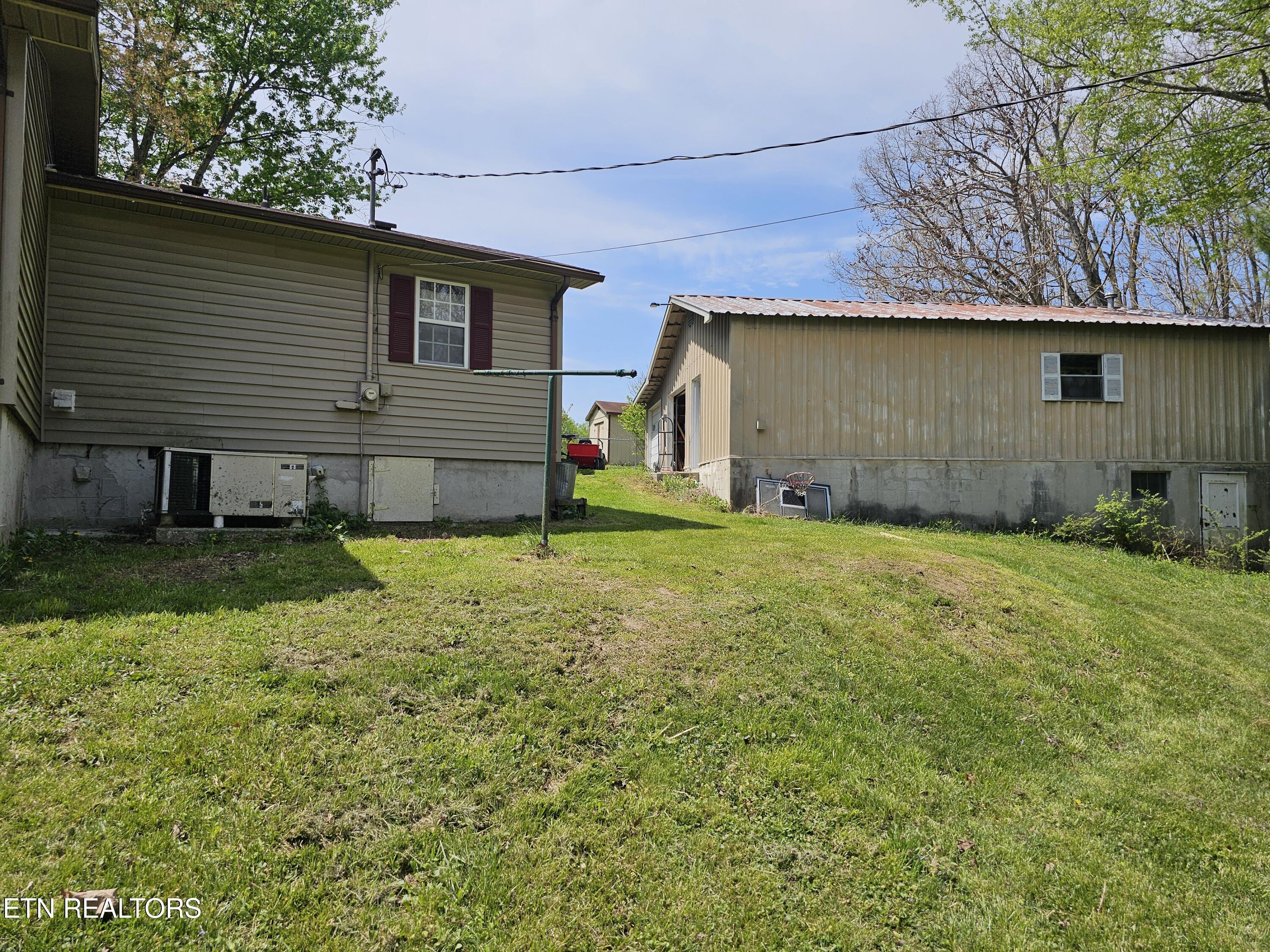 1009 Roysden Rd Property Photo 8