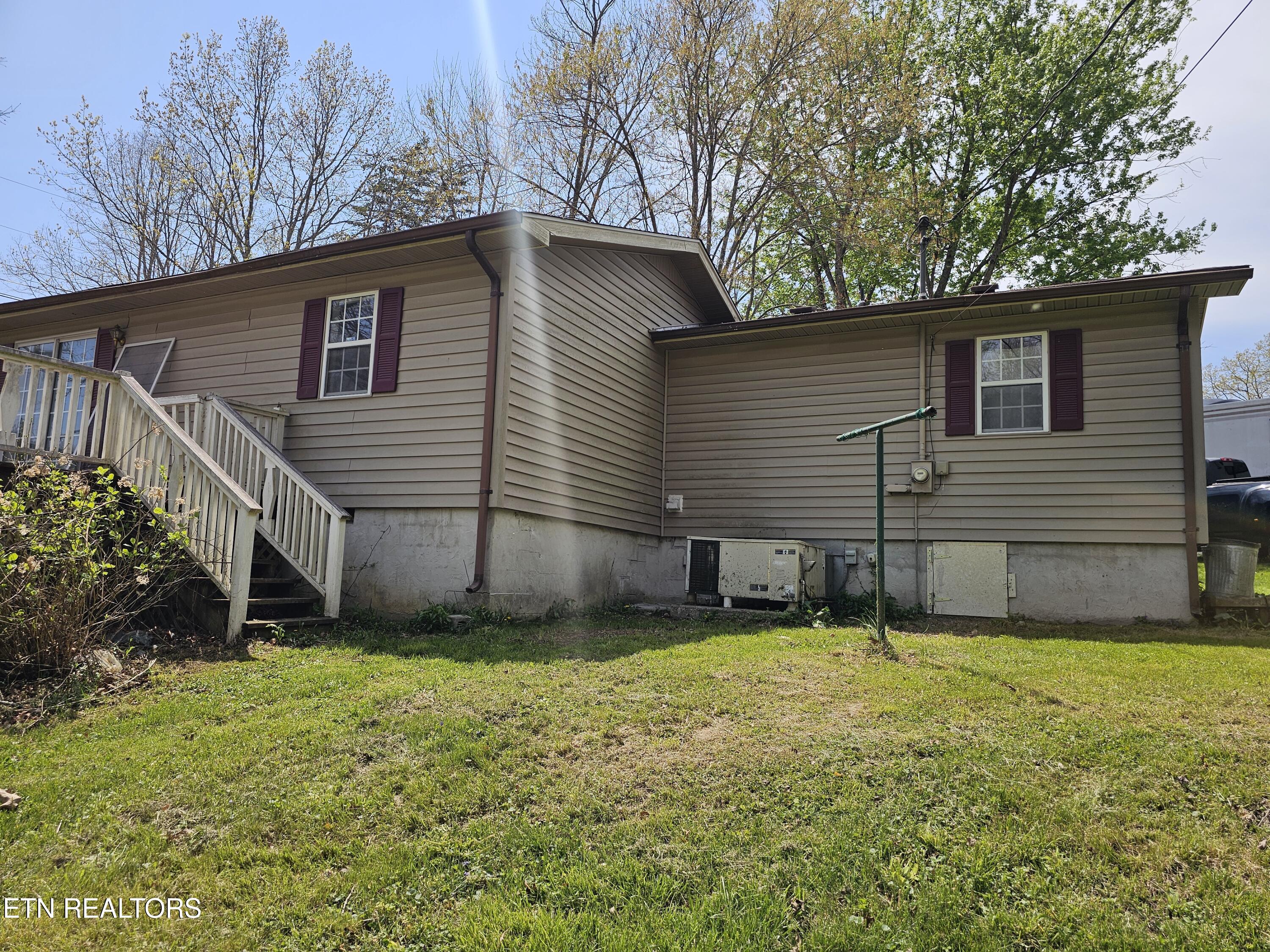 1009 Roysden Rd Property Photo 9