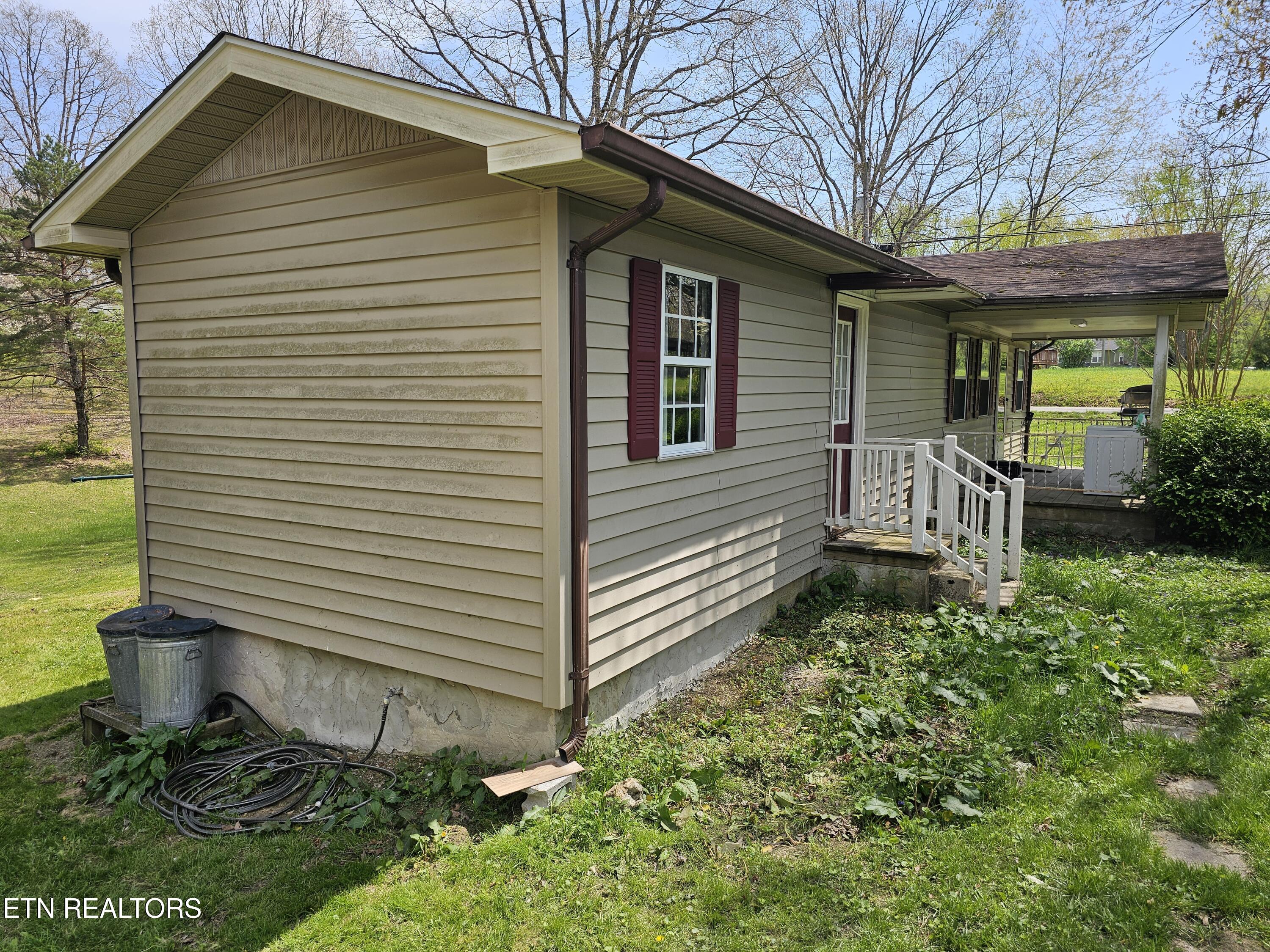 1009 Roysden Rd Property Photo 10