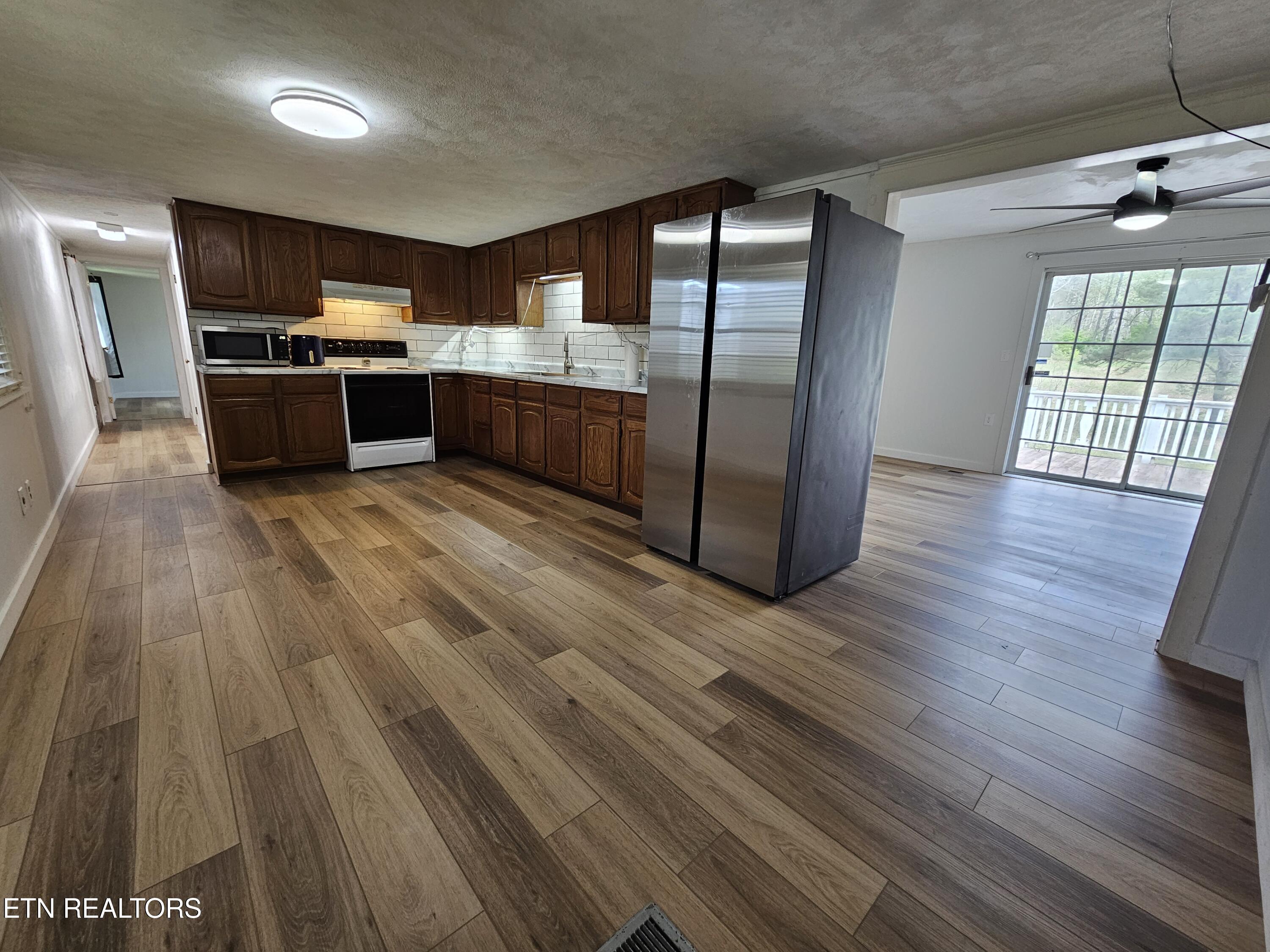 1009 Roysden Rd Property Photo 11