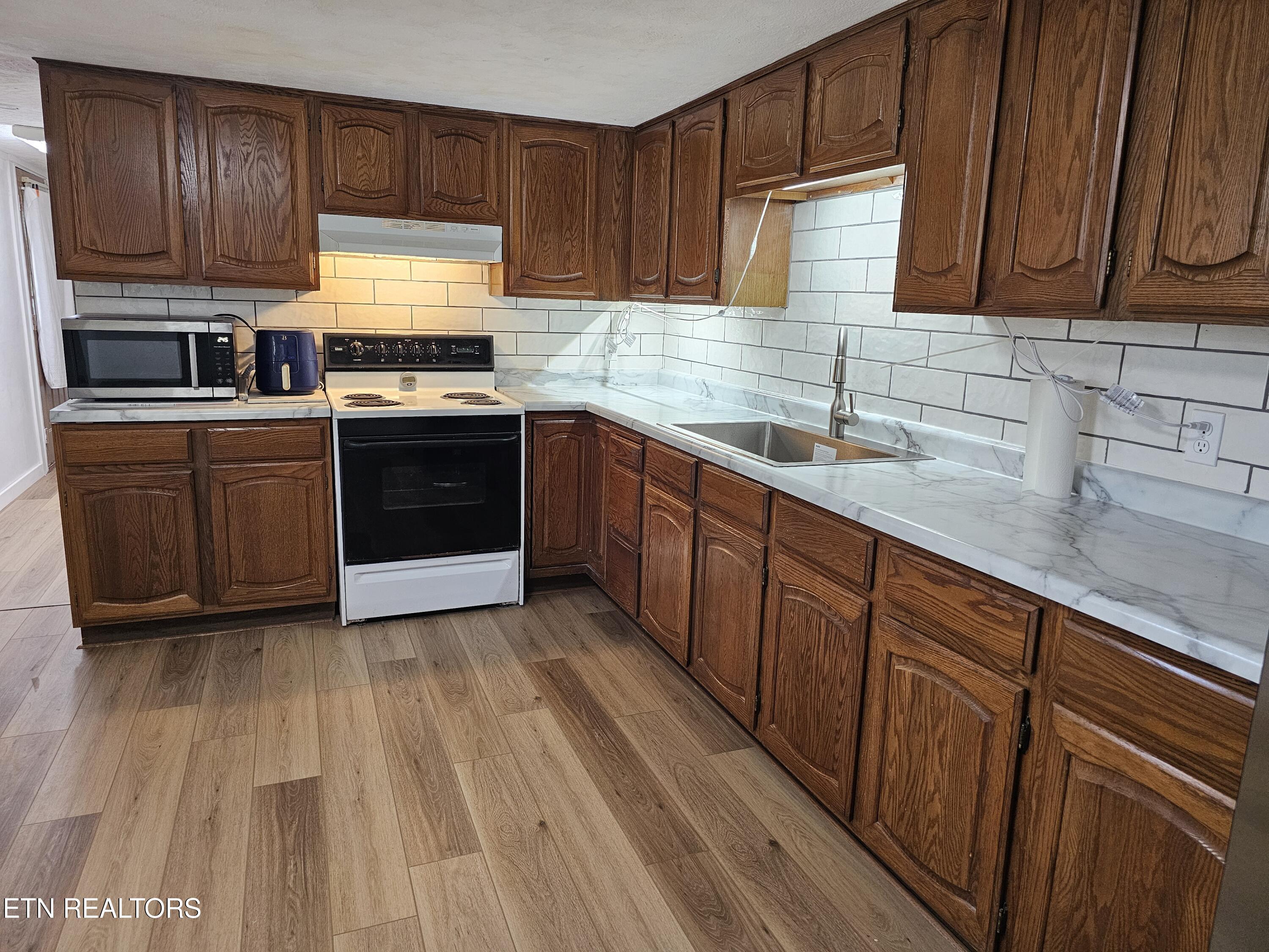 1009 Roysden Rd Property Photo 12