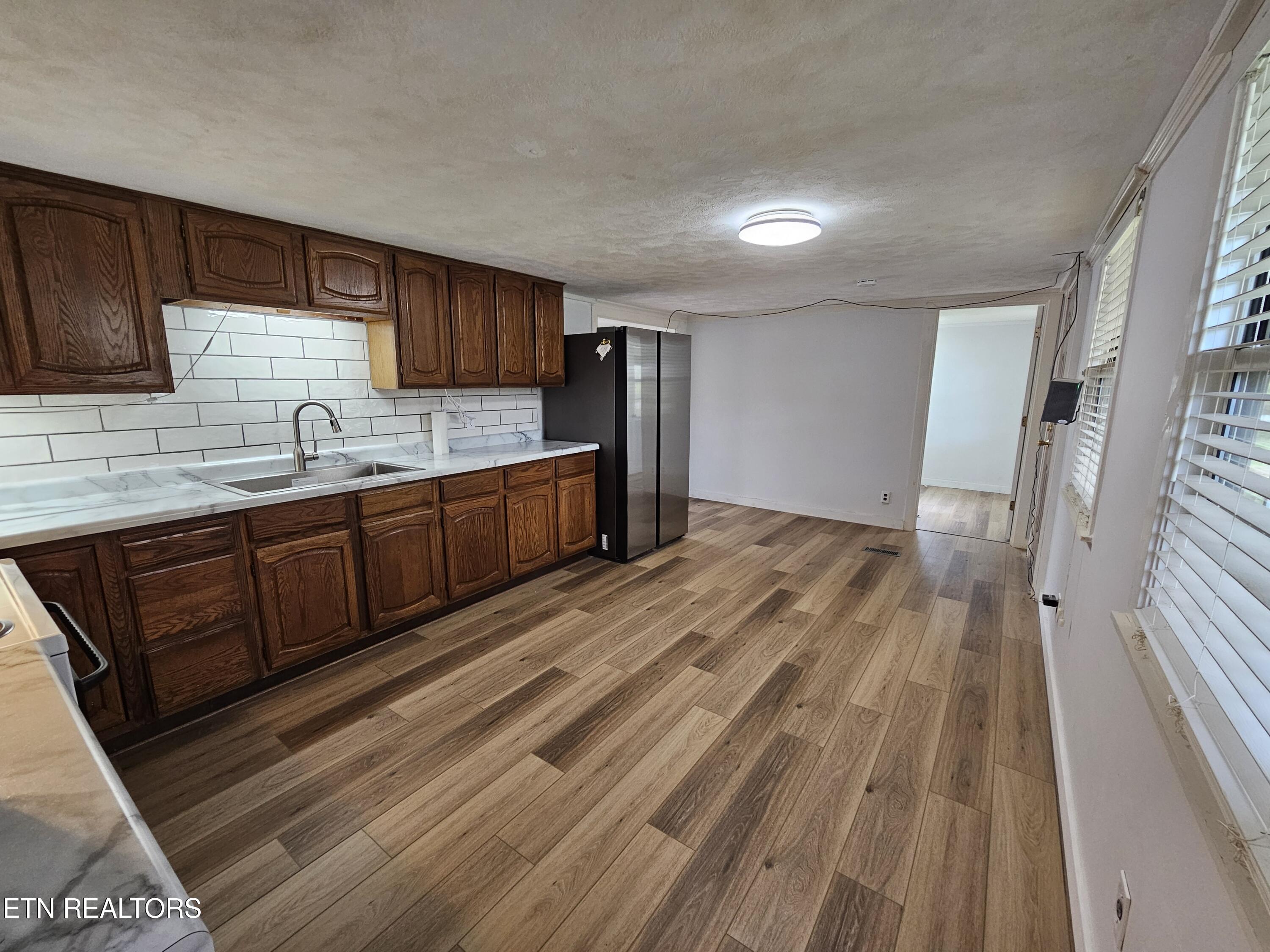 1009 Roysden Rd Property Photo 13