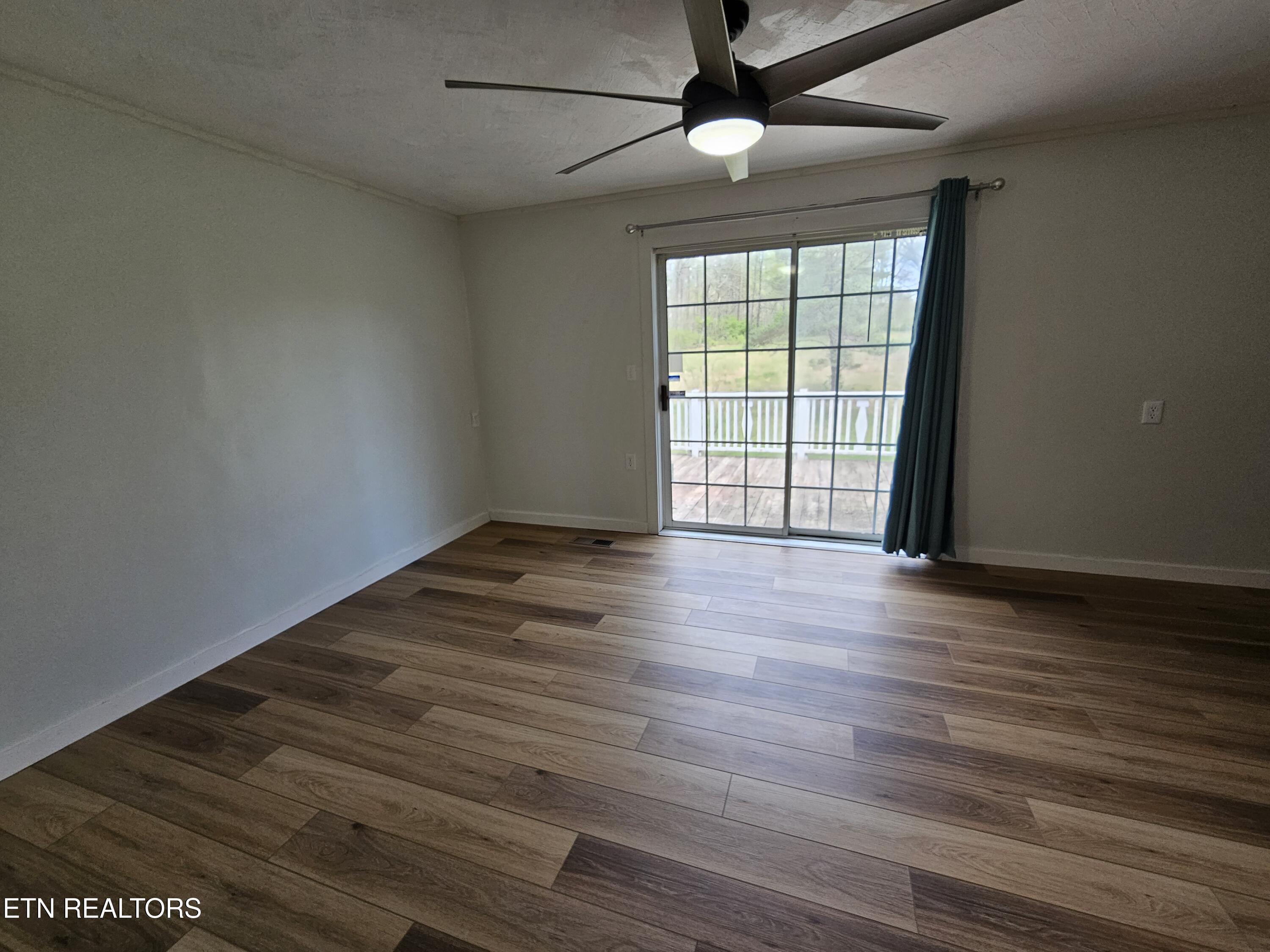 1009 Roysden Rd Property Photo 14