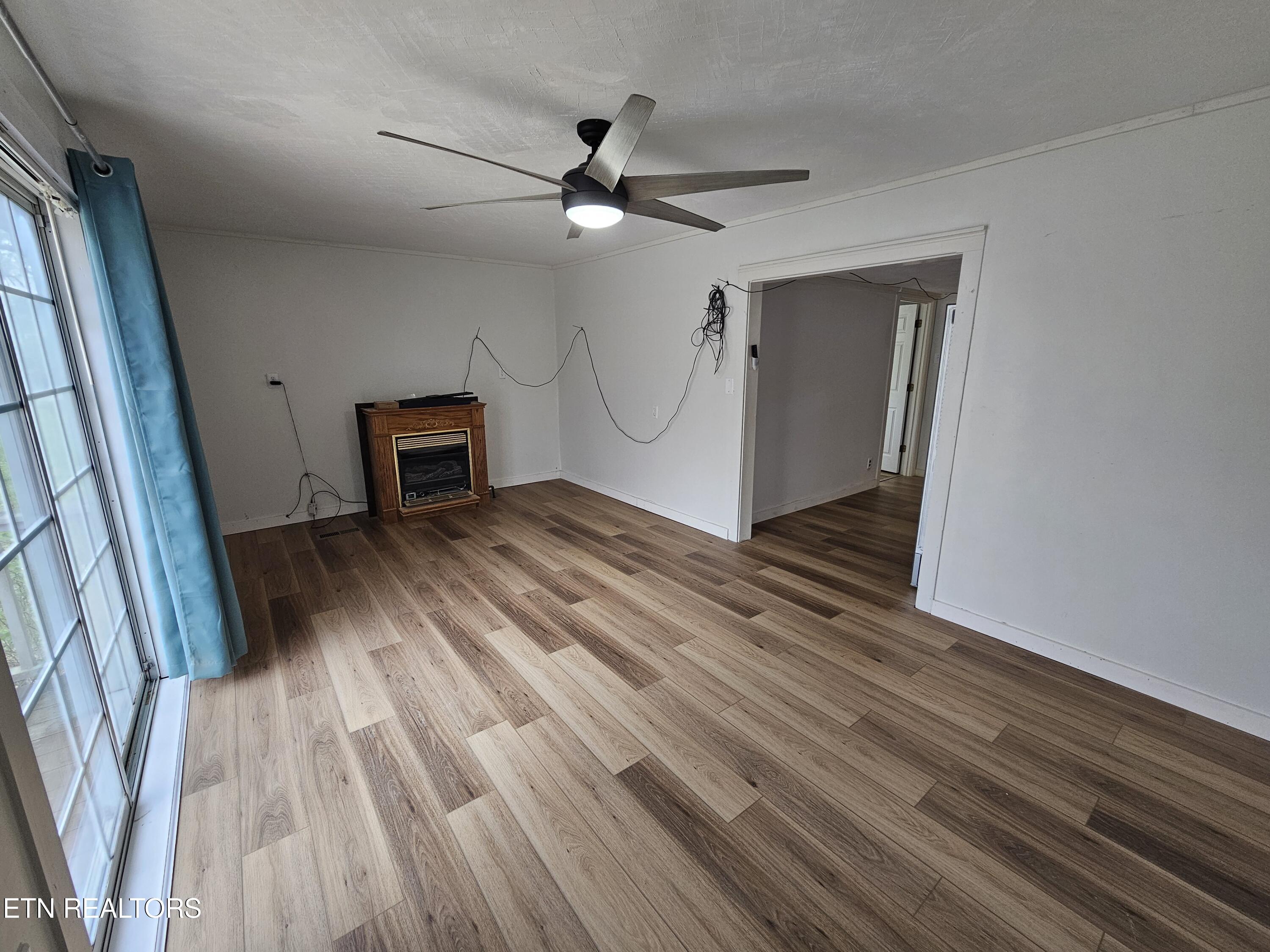 1009 Roysden Rd Property Photo 15