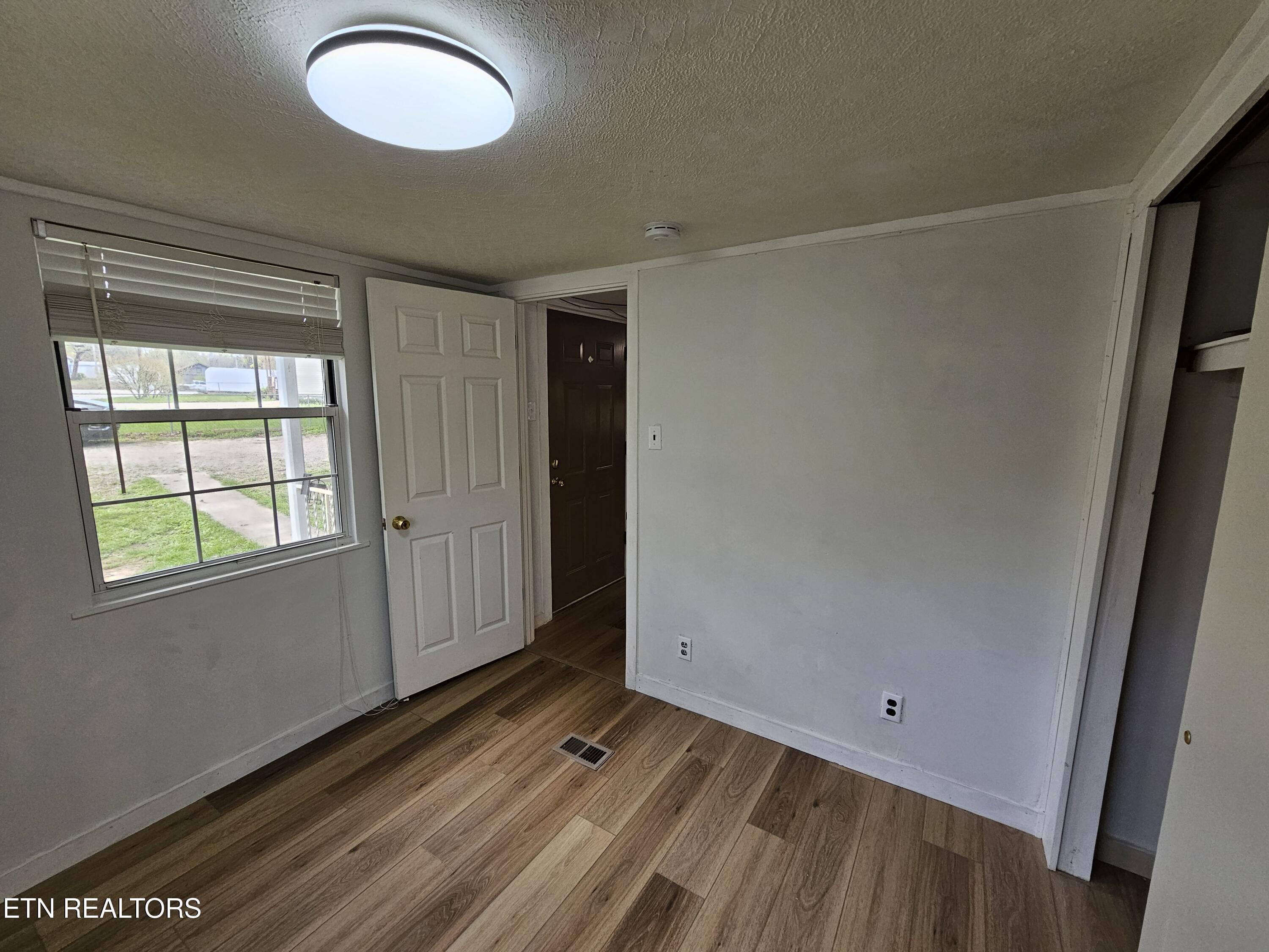 1009 Roysden Rd Property Photo 17