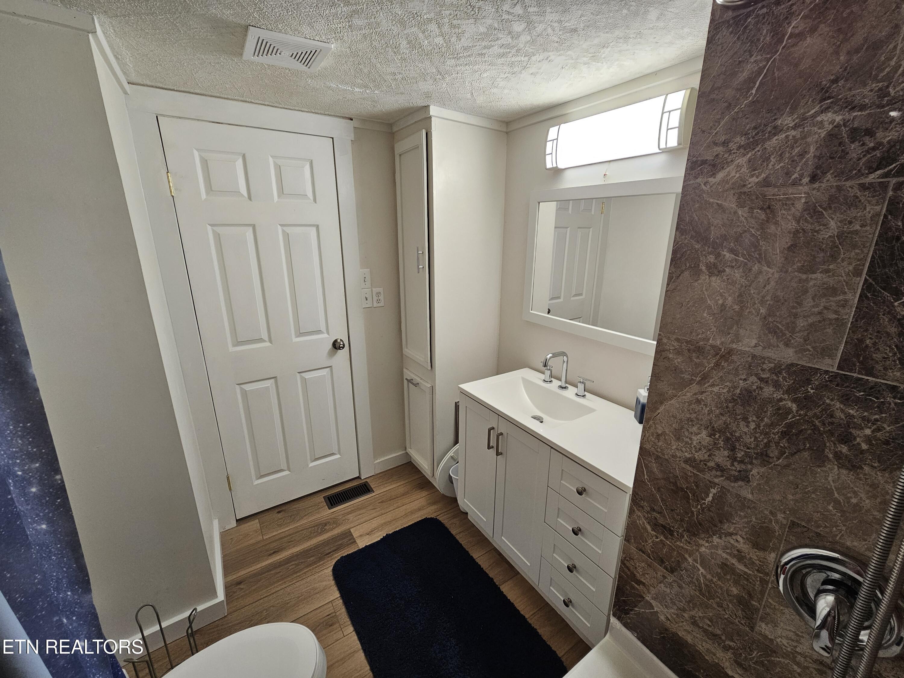 1009 Roysden Rd Property Photo 22
