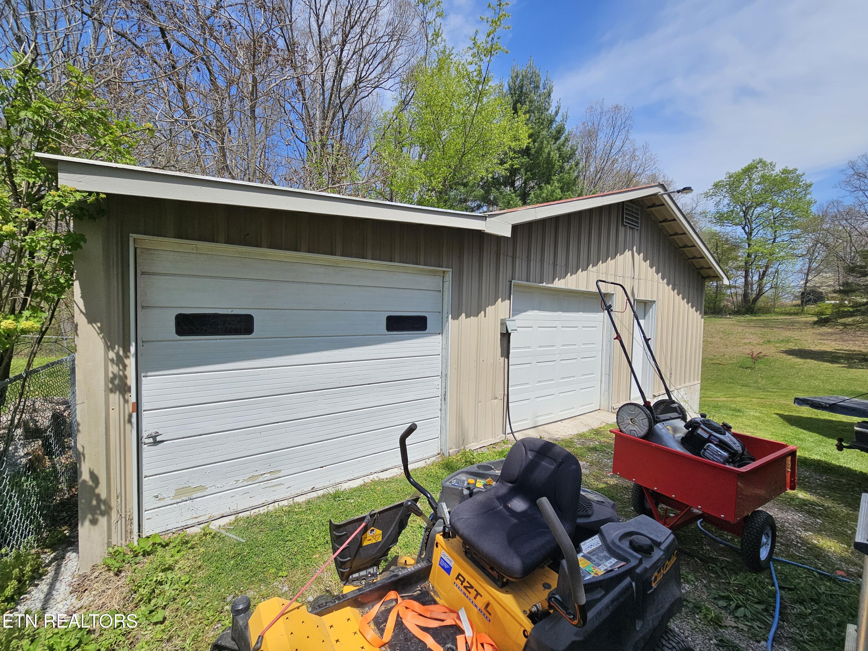 1009 Roysden Rd Property Photo 25