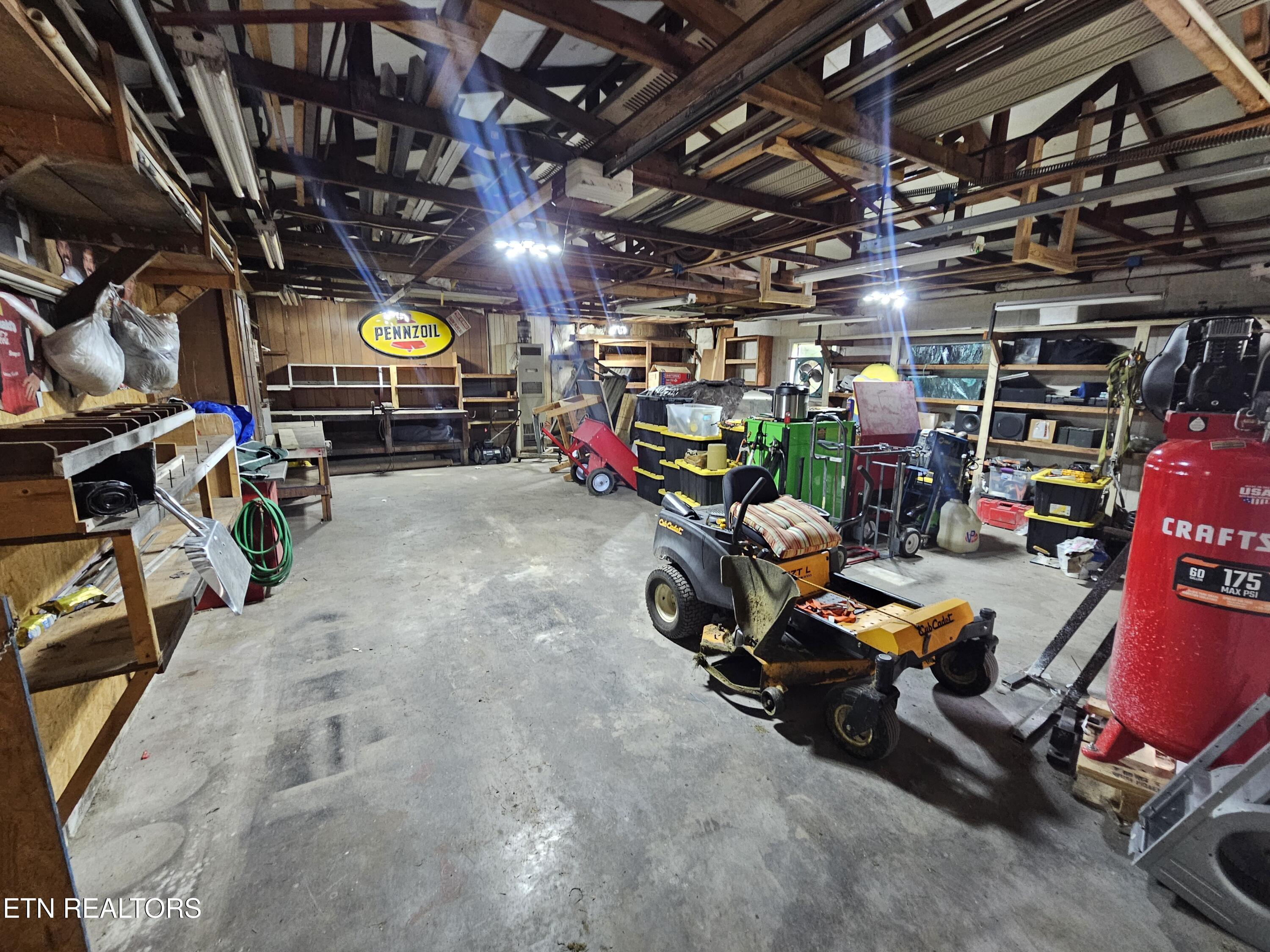 1009 Roysden Rd Property Photo 27