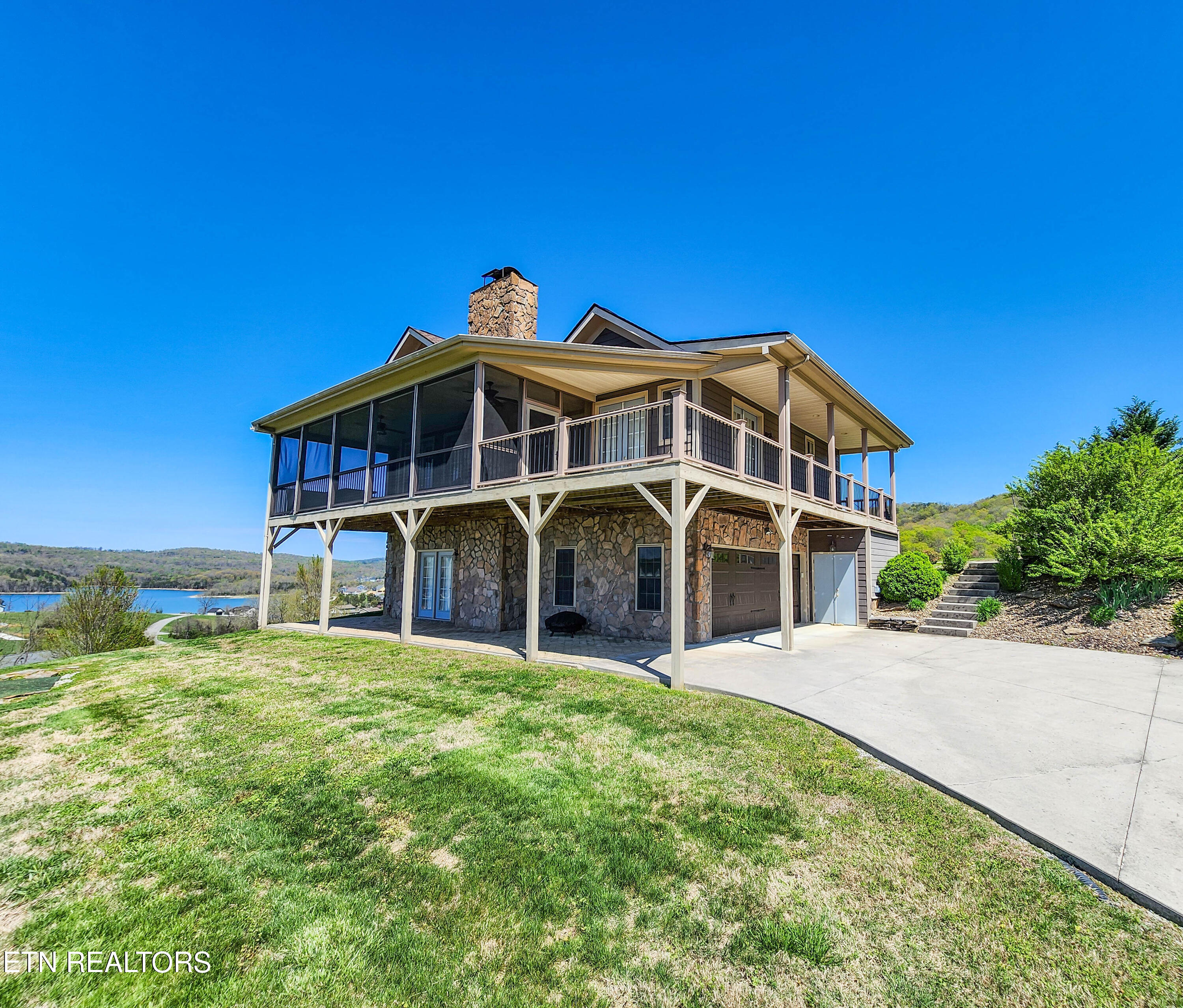 896 Garfield Lane Property Photo