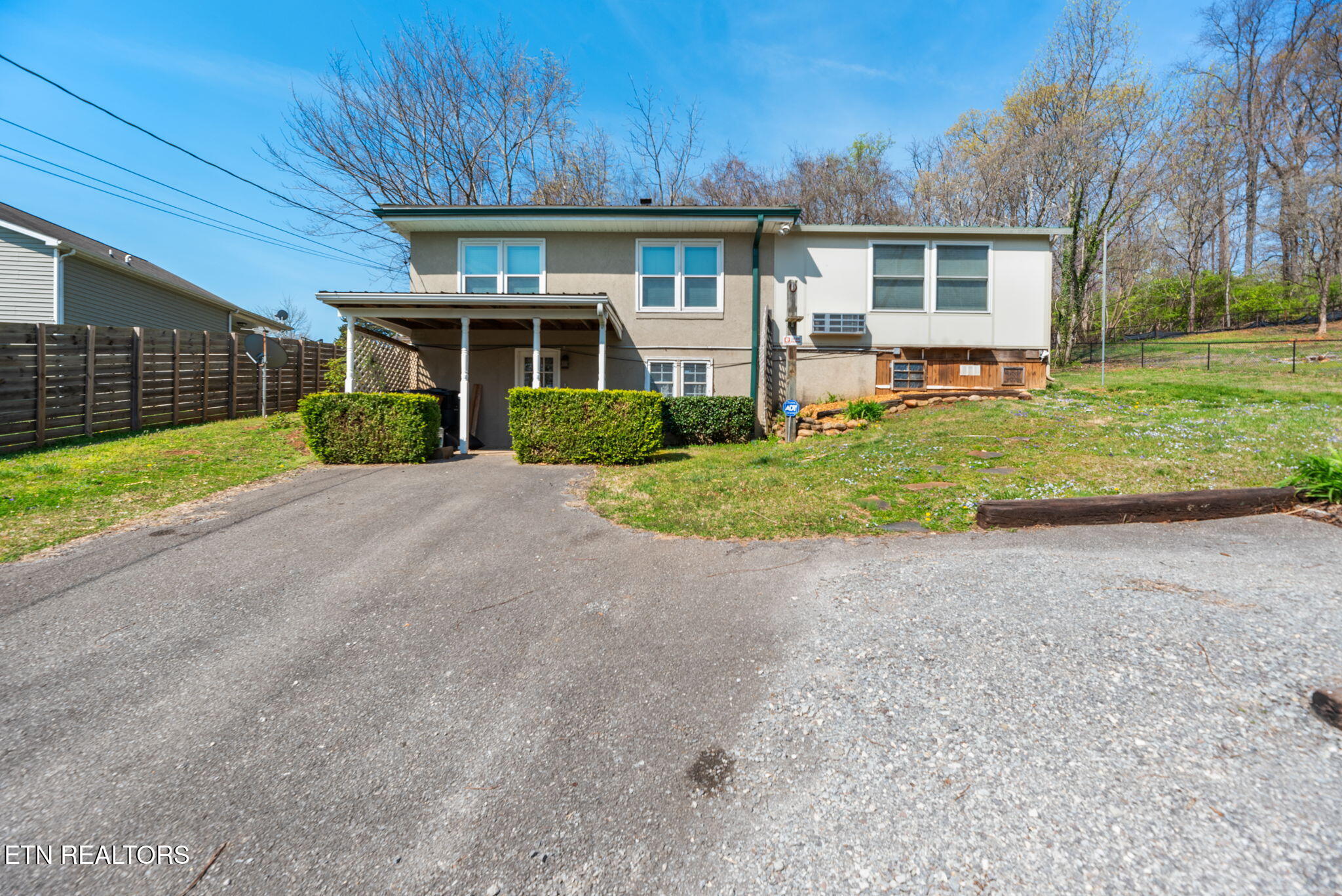 1609 Paris Rd Property Photo 1