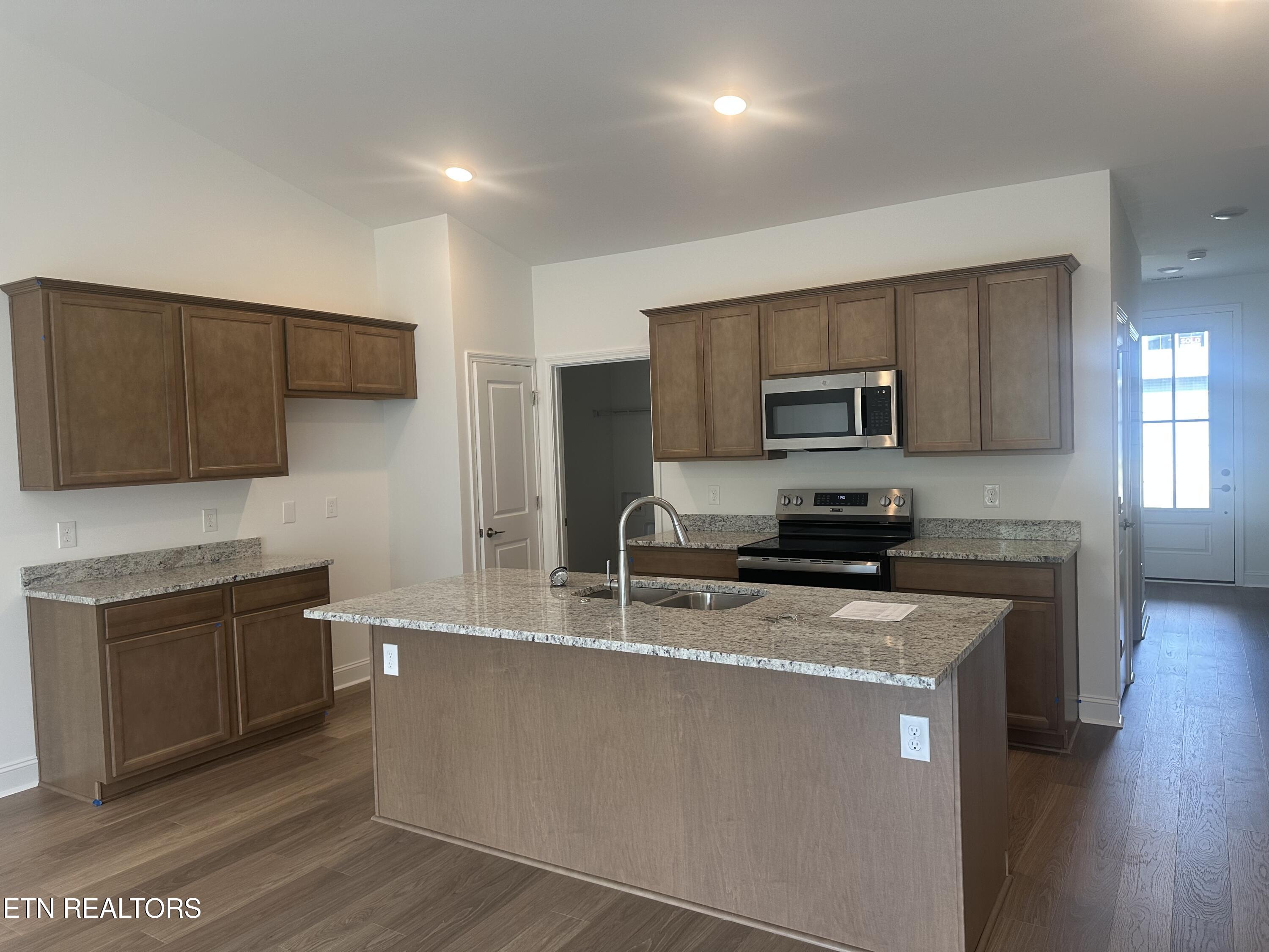 1806 Lateglow Way Property Photo 4