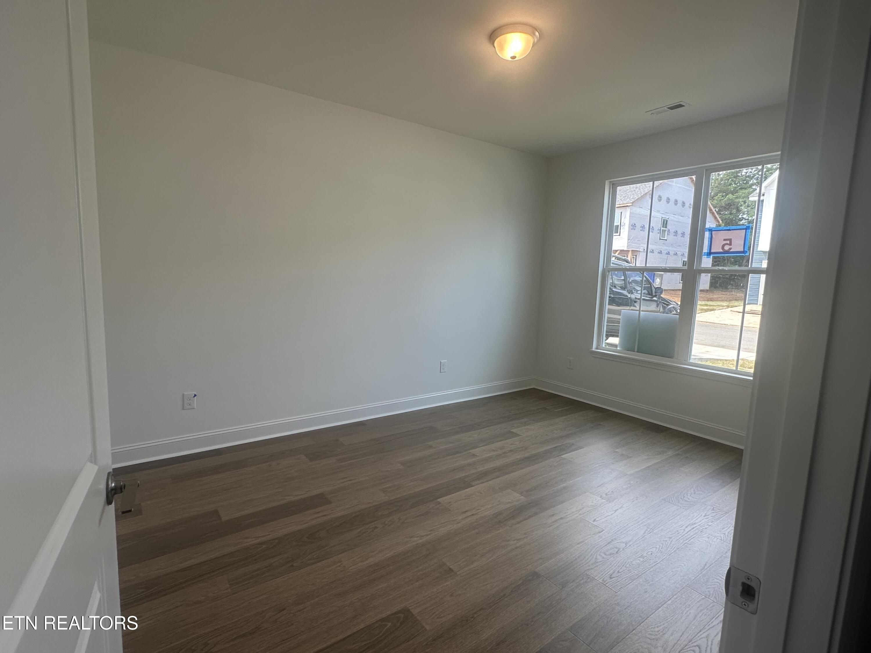 1806 Lateglow Way Property Photo 11
