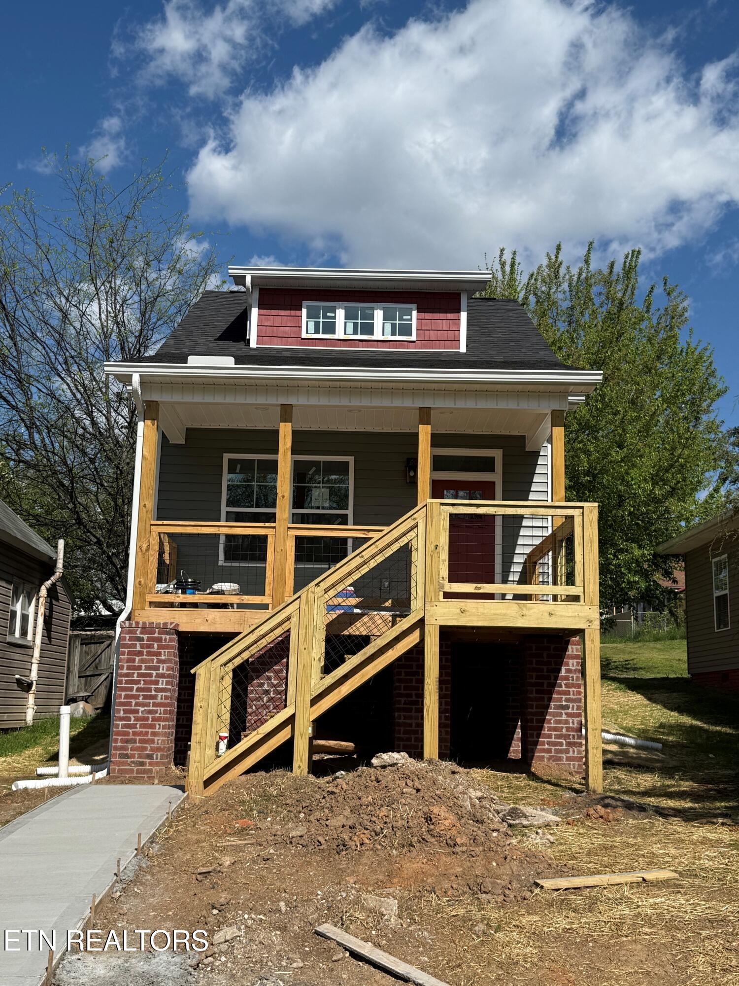 125 E Oldham Ave Property Photo