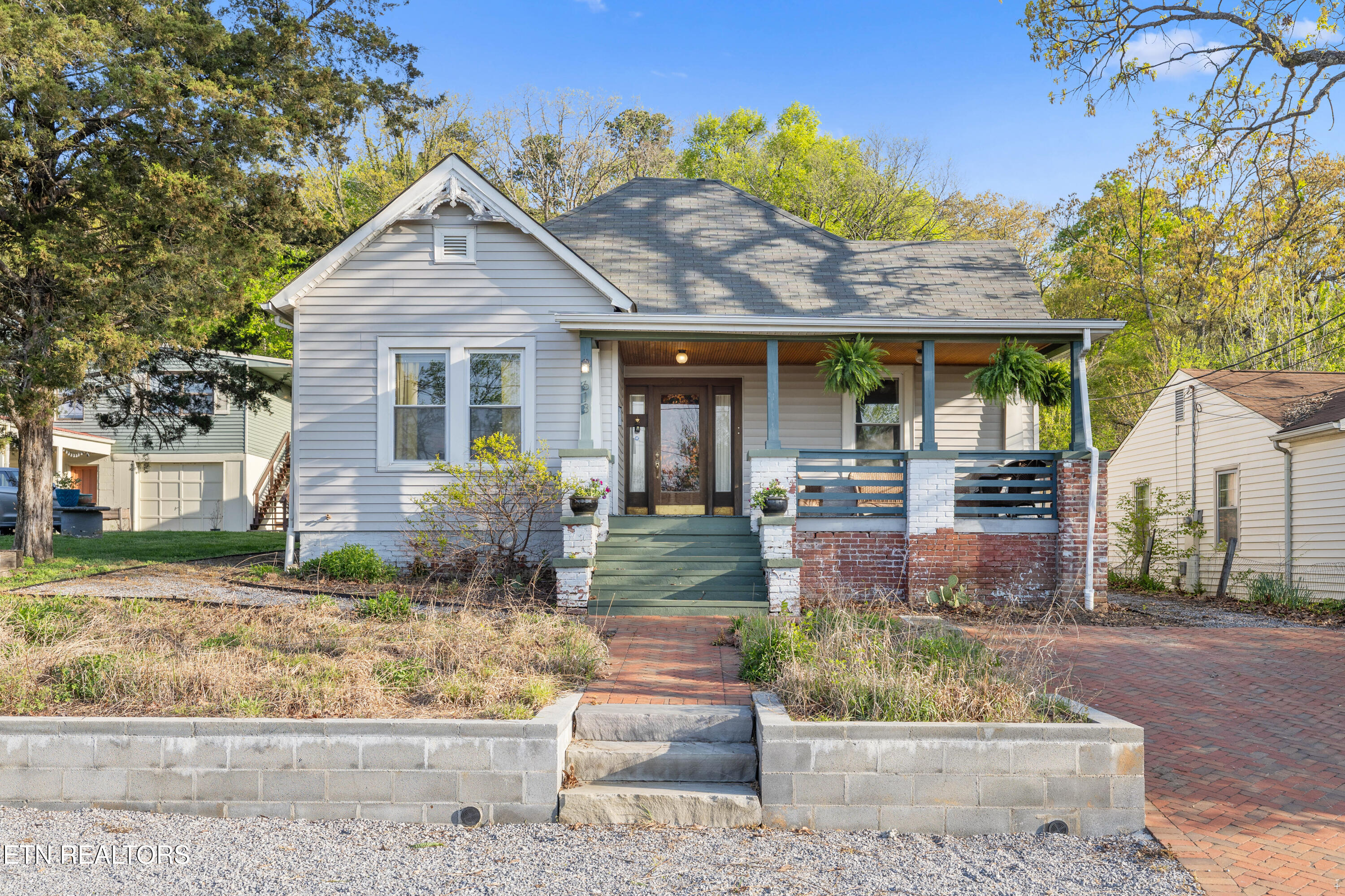 613 Farragut Ave Property Photo