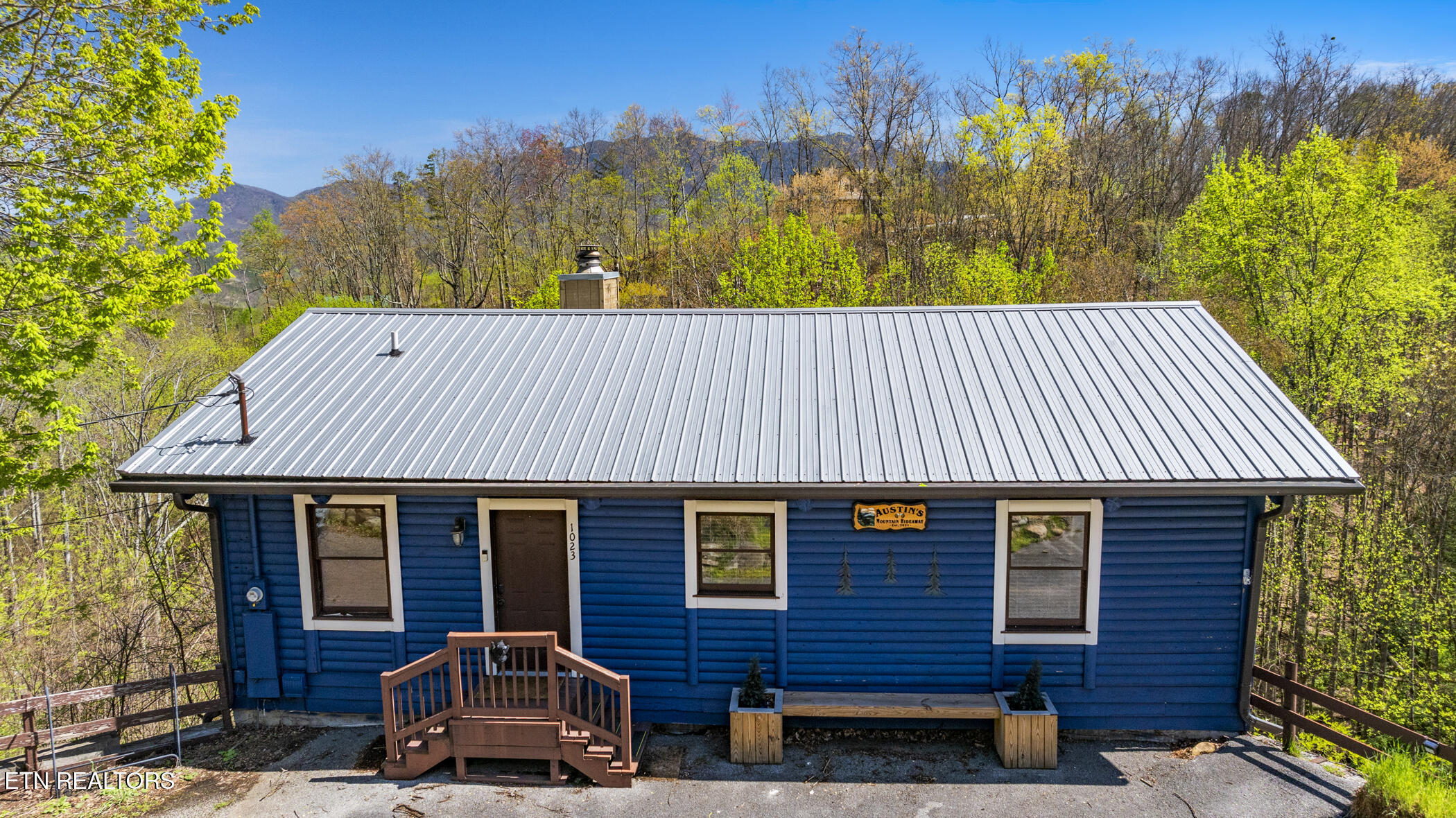 1023 Twin Oaks Rd Property Photo