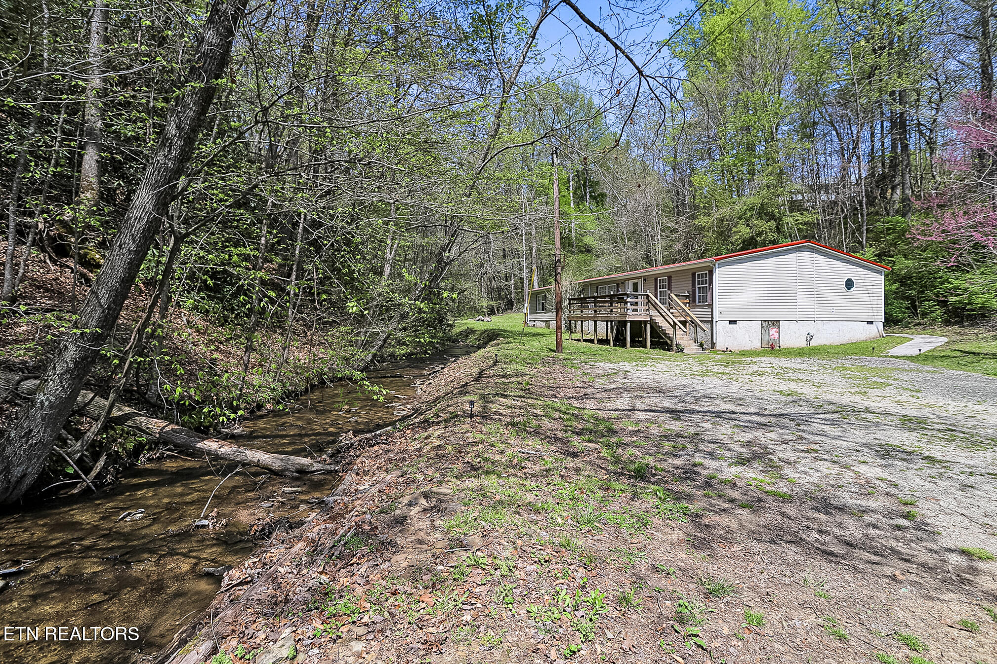 9418 Petros Hwy Property Photo