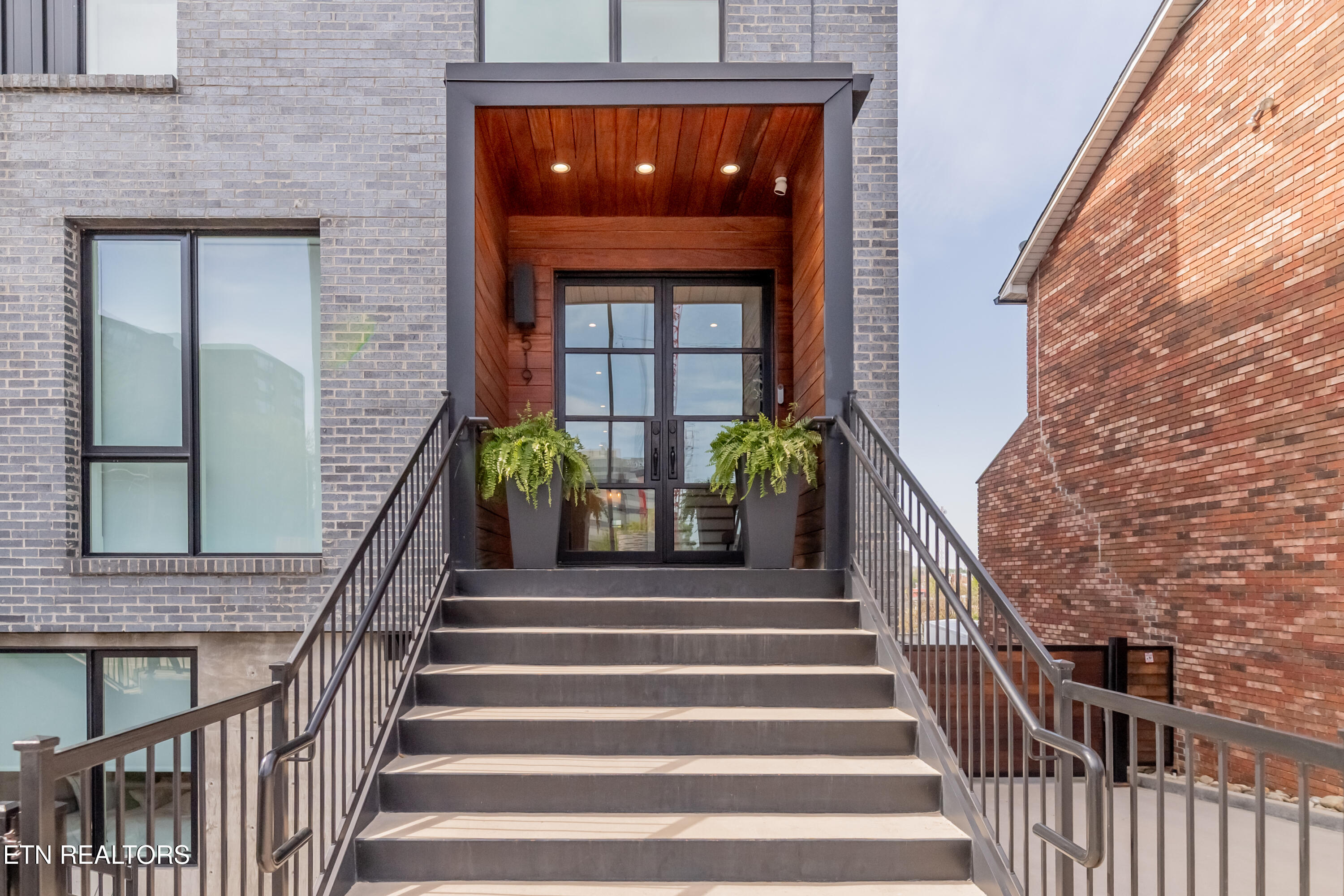 519 W Vine Ave Property Photo