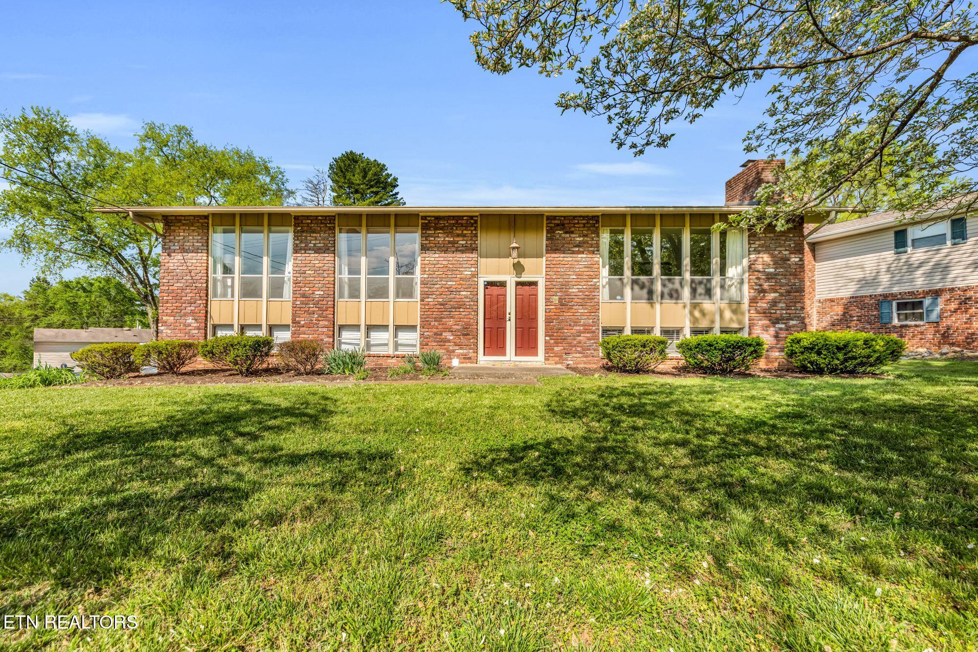945 Roderick Rd Property Photo