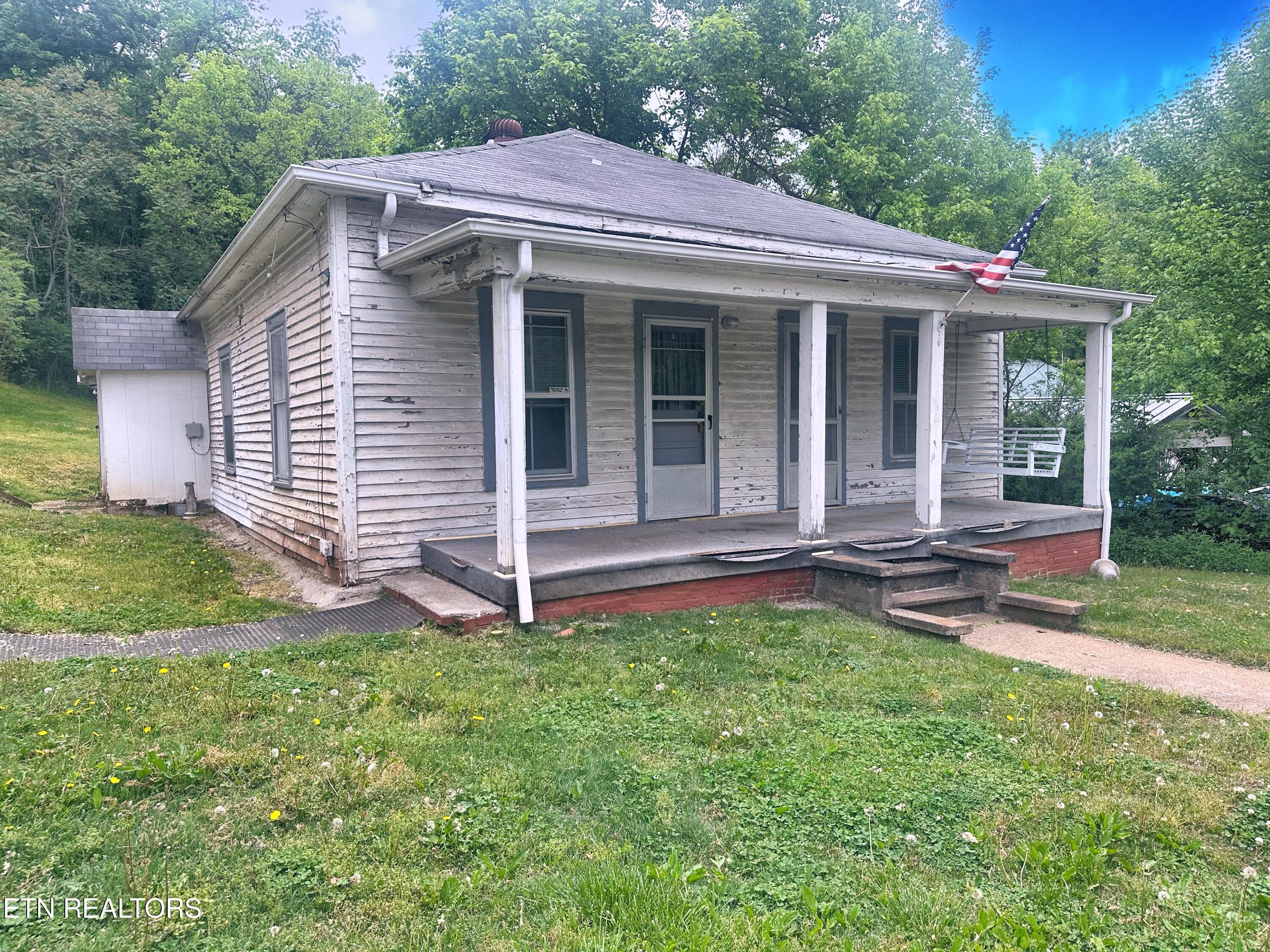 1107 W Broadway St Property Photo