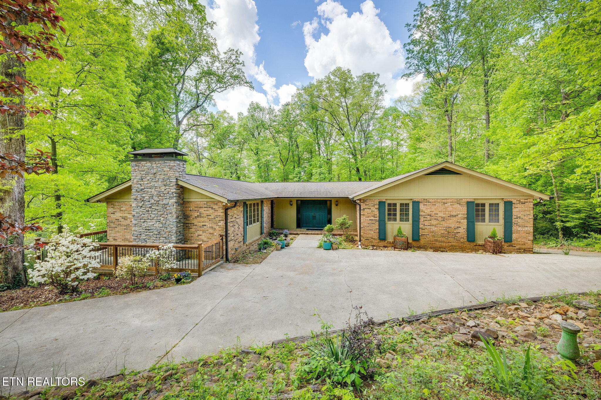 109 Balsam Rd Property Photo 1