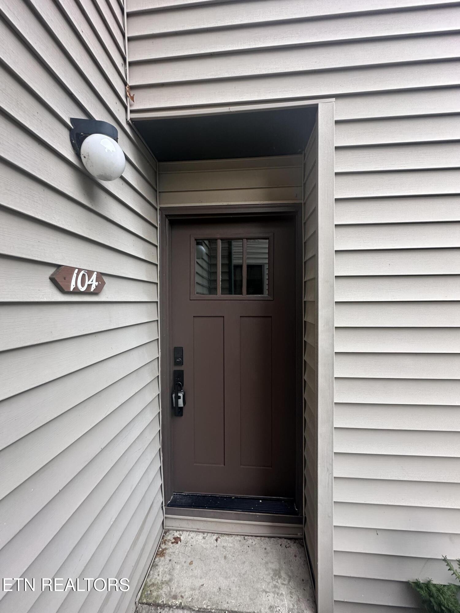 6 Lakeshore Court