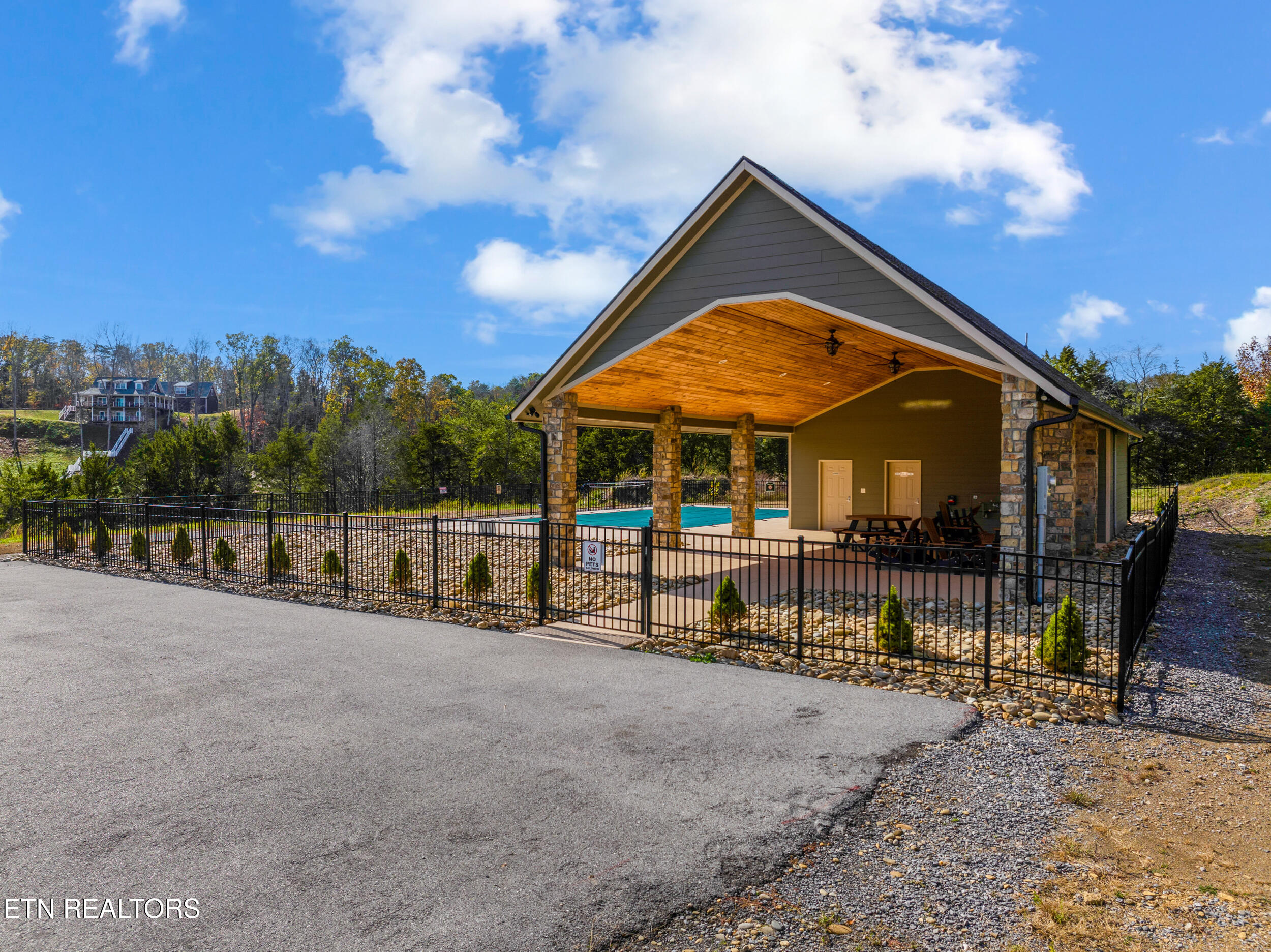 1410 Clear Pt Tr Property Photo 3