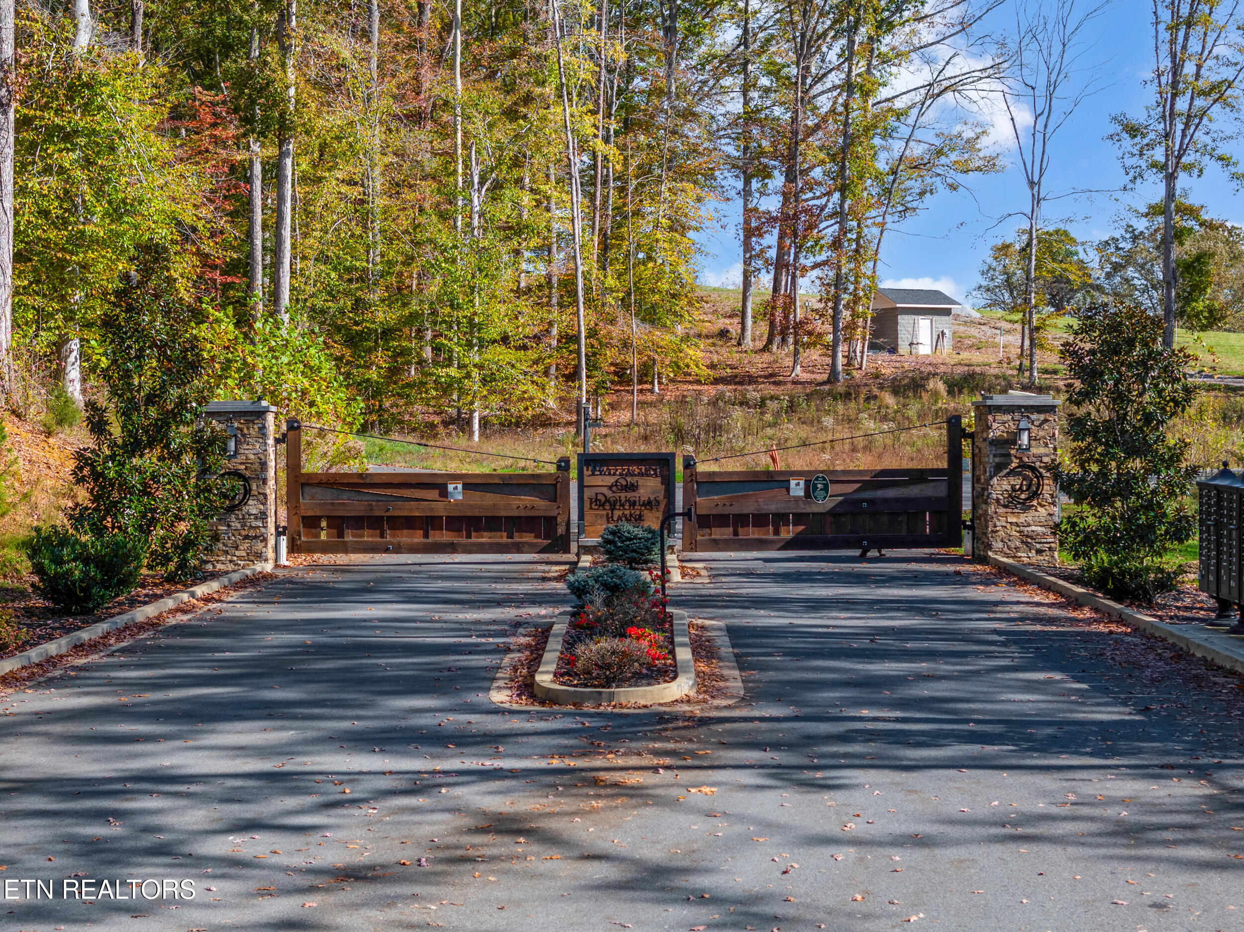 1410 Clear Pt Tr Property Photo 6