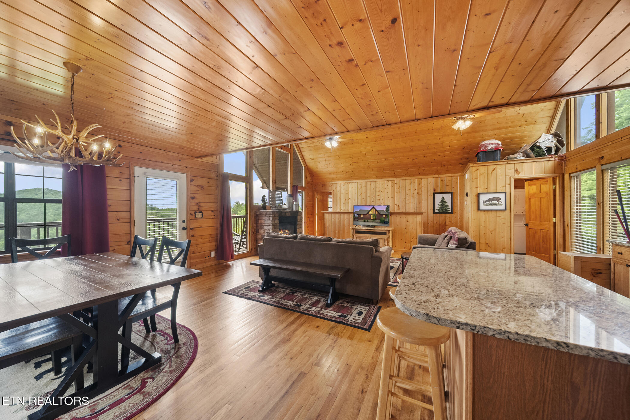 1644 Pinewood Way Property Photo 4