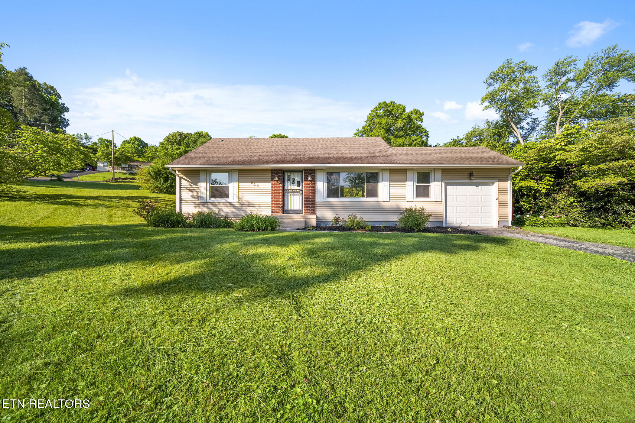 908 Glenoaks Drive Property Photo