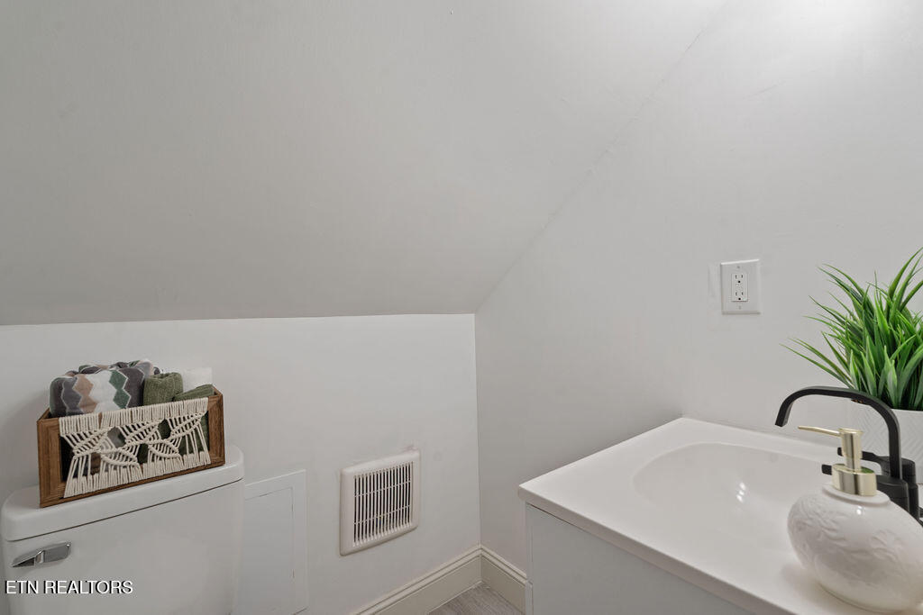 212 N Cedar St Property Photo 25