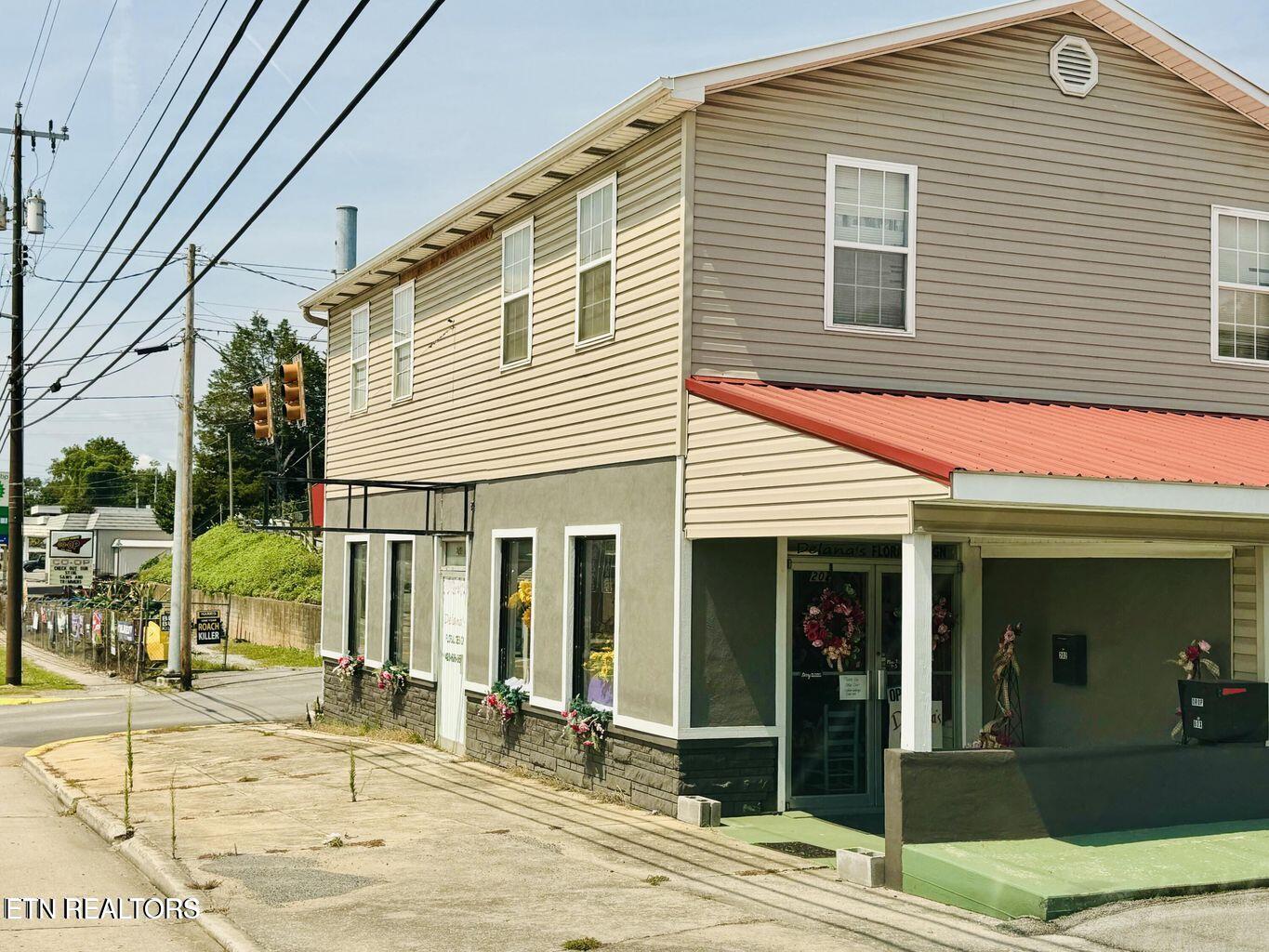 202 N BROADSTREET Property Photo 1
