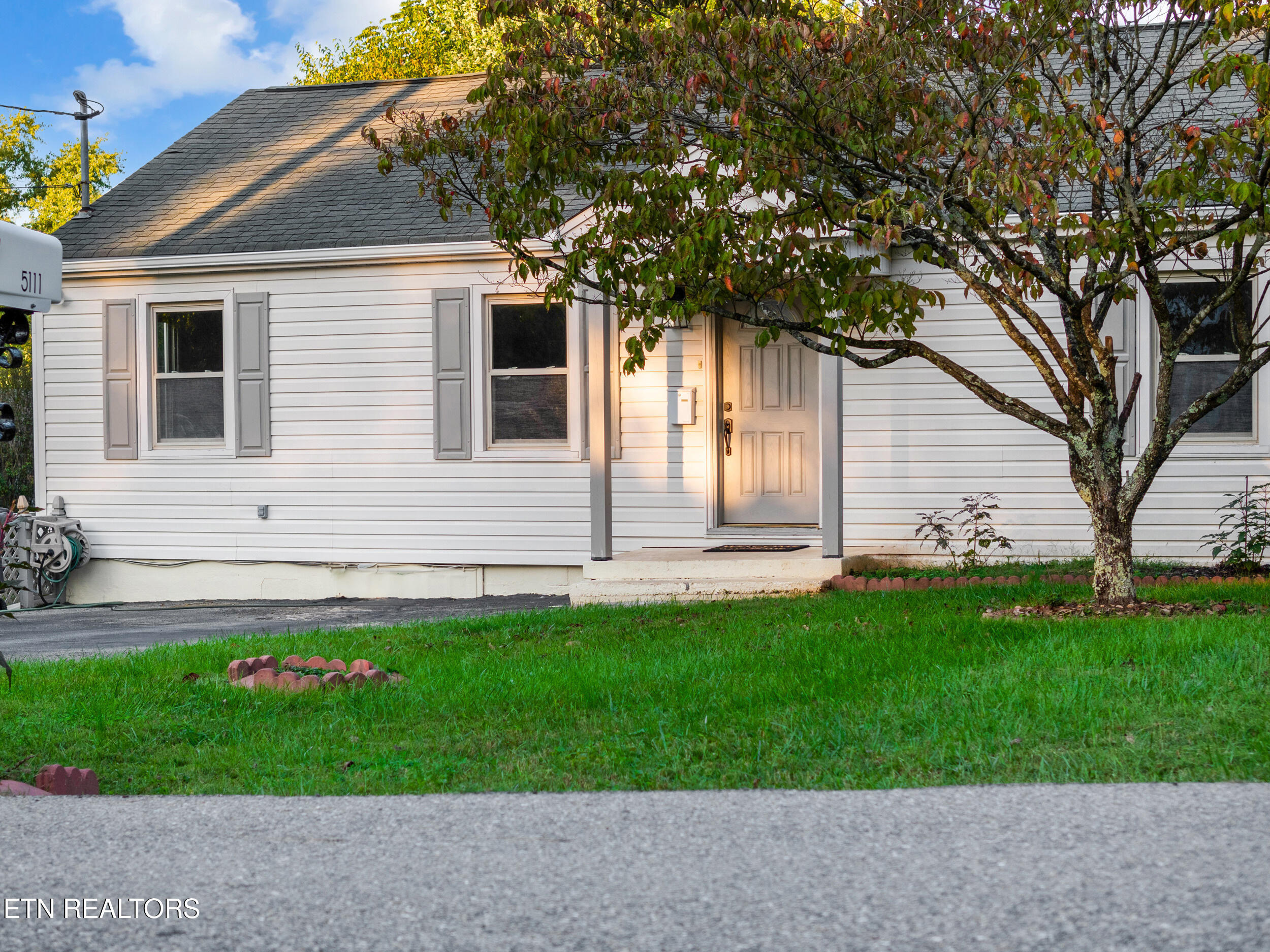 5112 Montrose Rd Property Photo 1