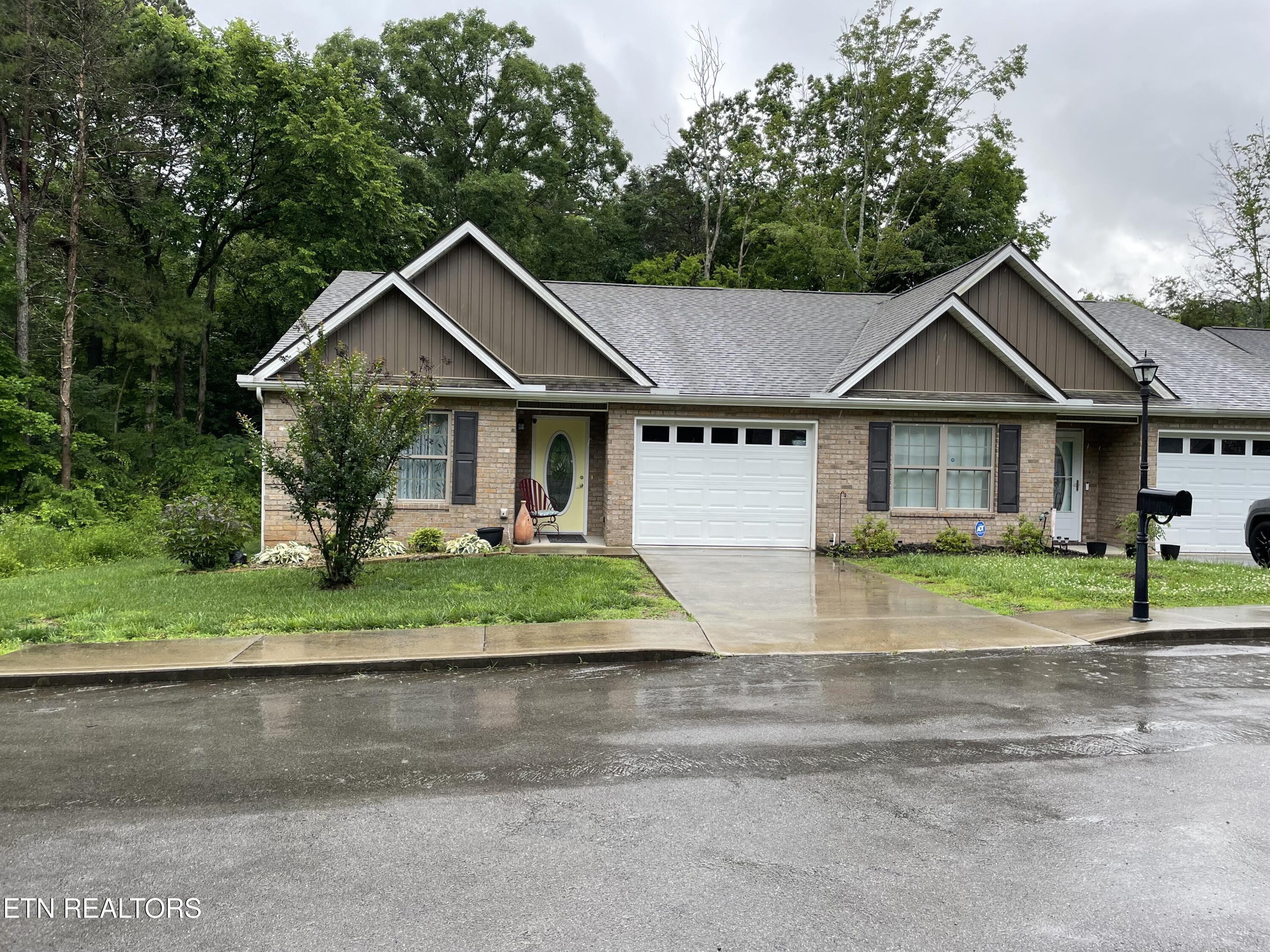 152 Oak Place Circle Property Photo 1