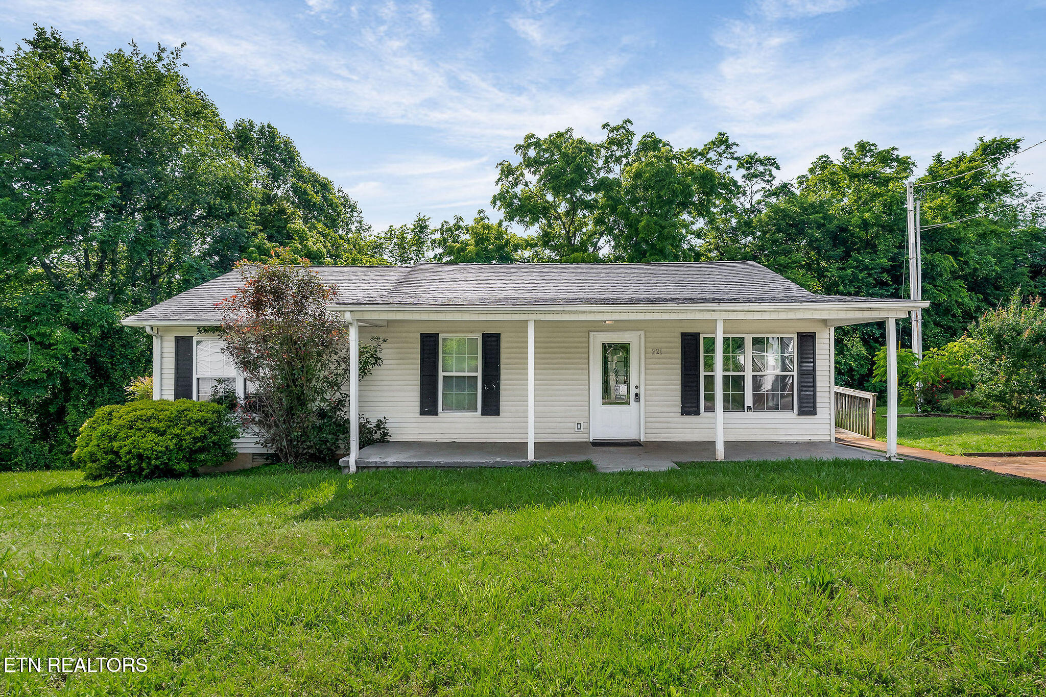 221 Oakwood St Property Photo 1