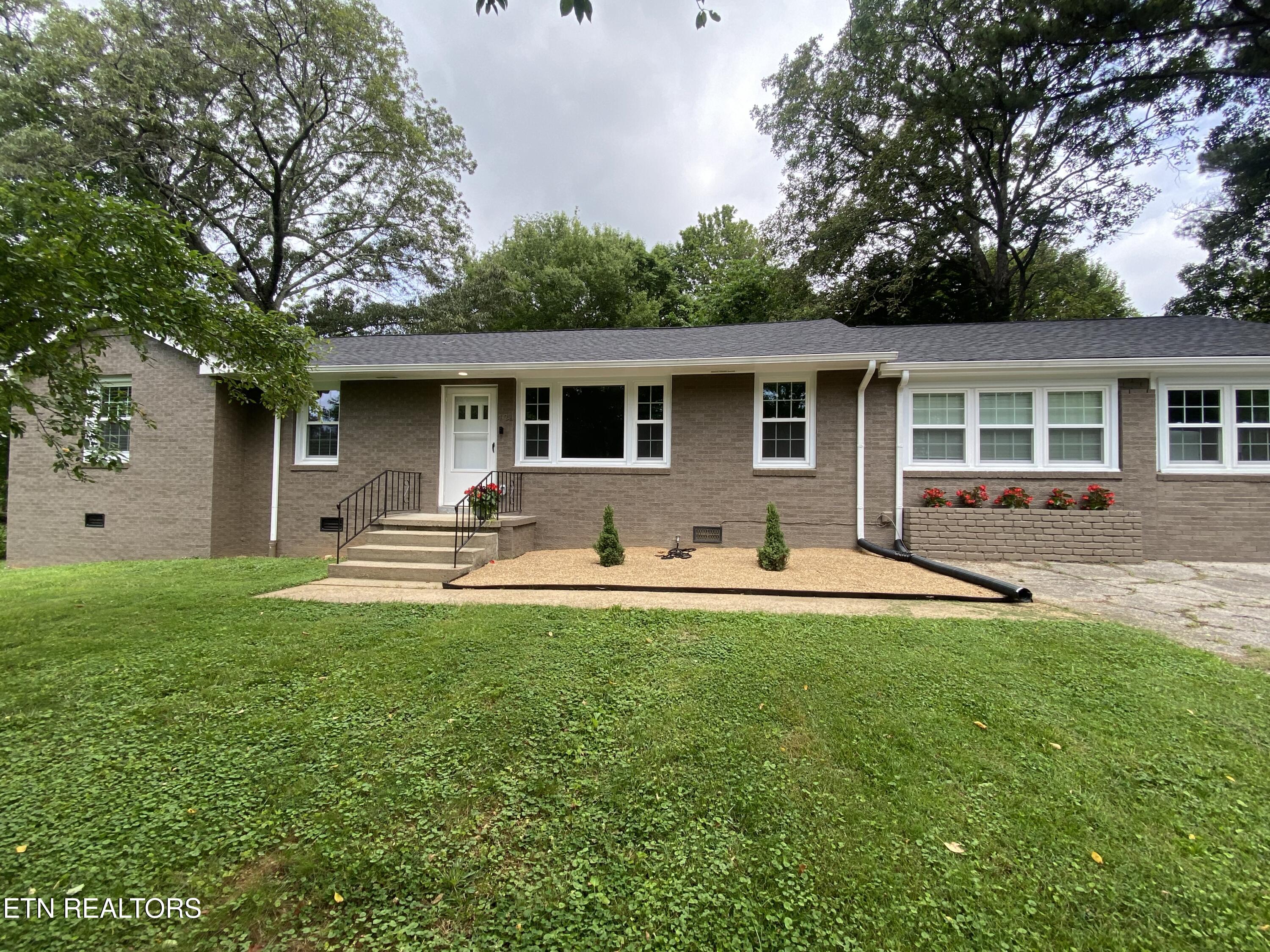 421 Oakcrest Rd Property Photo 1