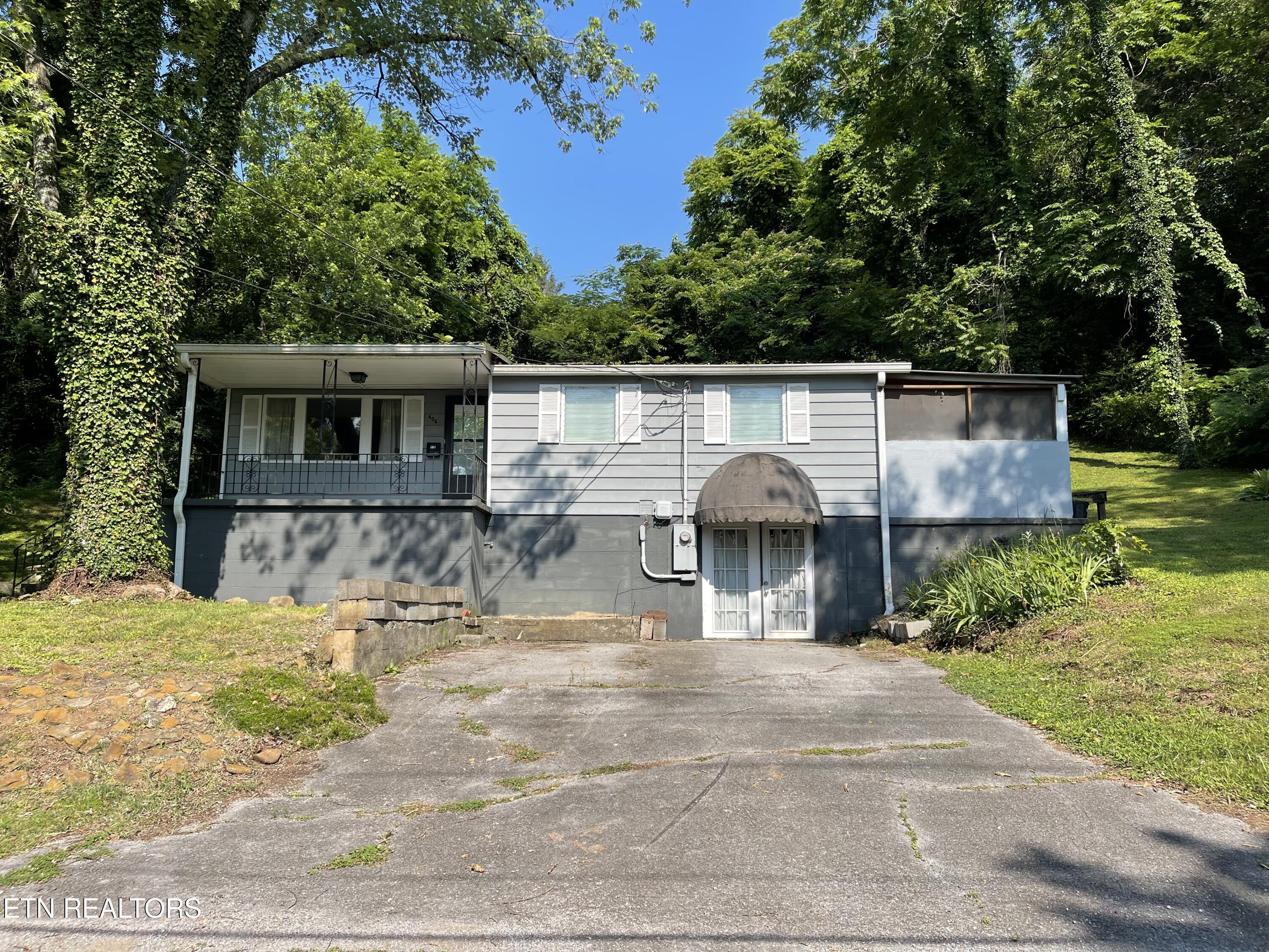 404 Marshal St Property Photo 1