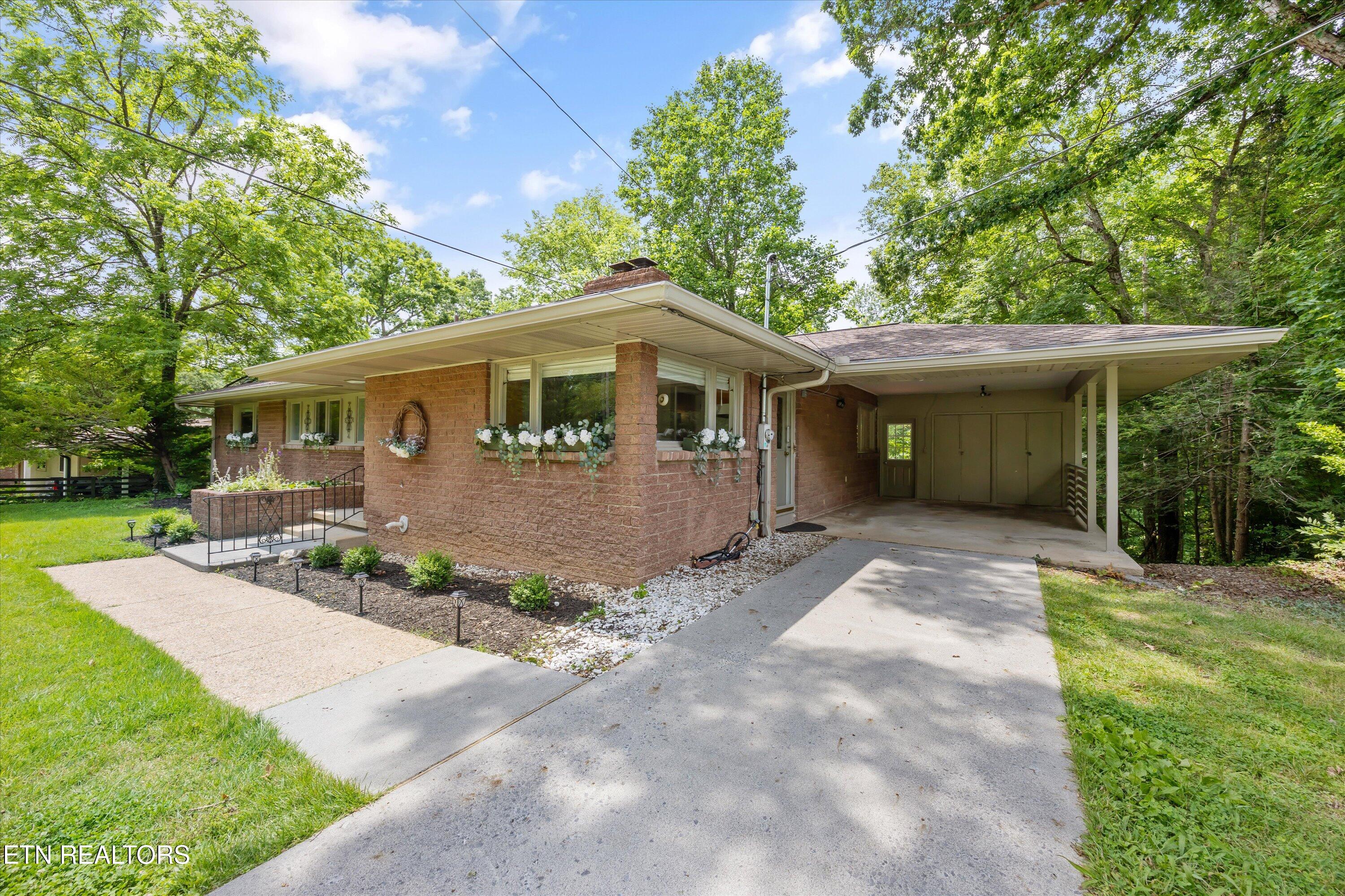 386 East Drive