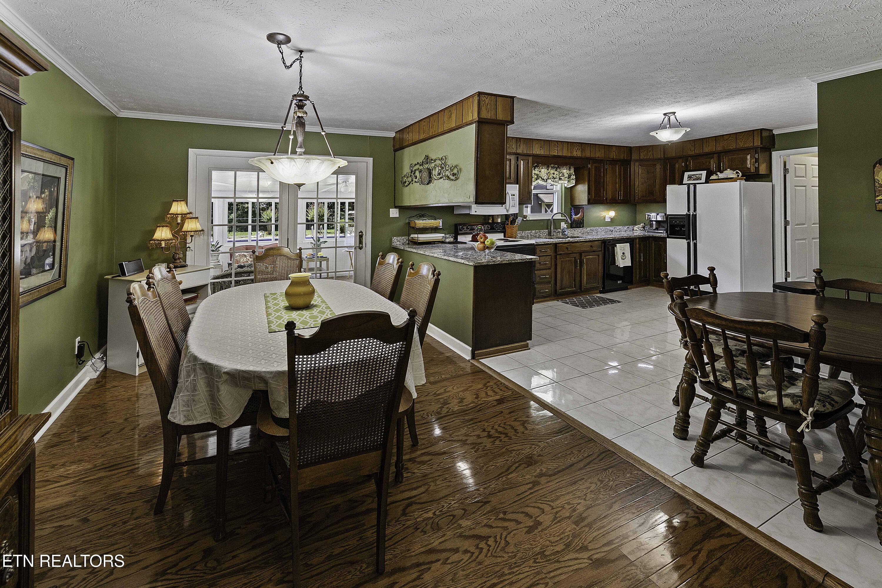 8452 Carr Lane Property Photo 6