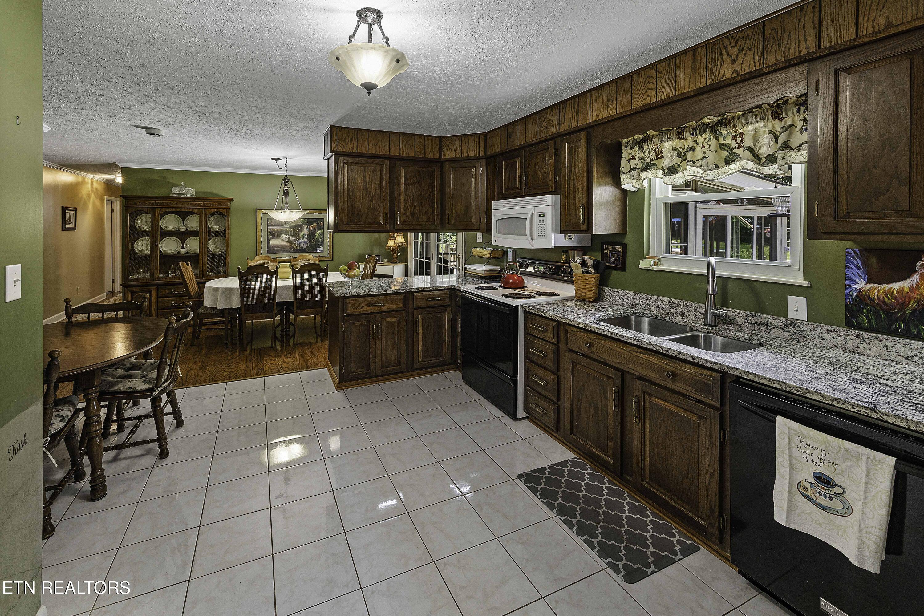 8452 Carr Lane Property Photo 9