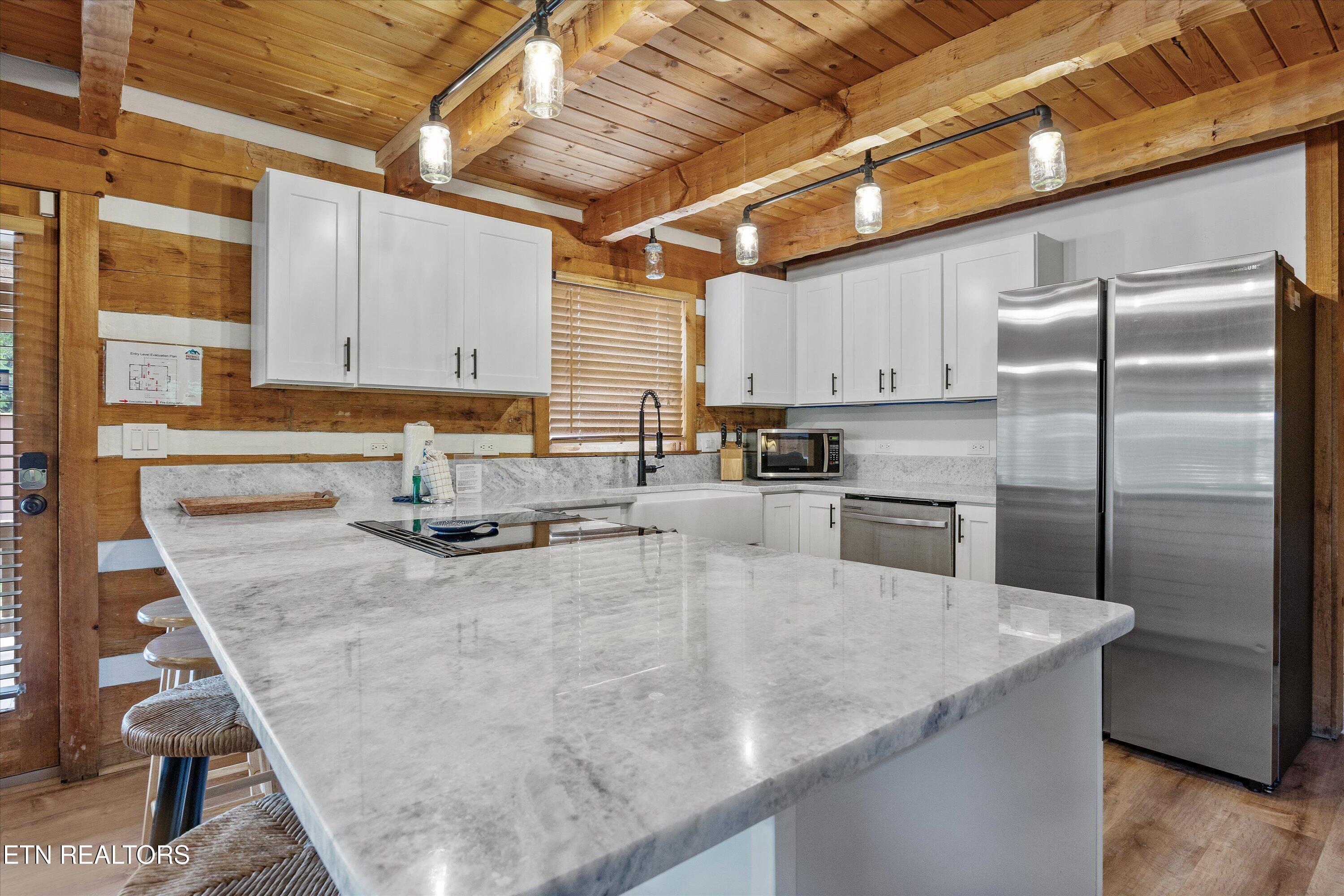 725 Driftwood Circle Property Photo 5