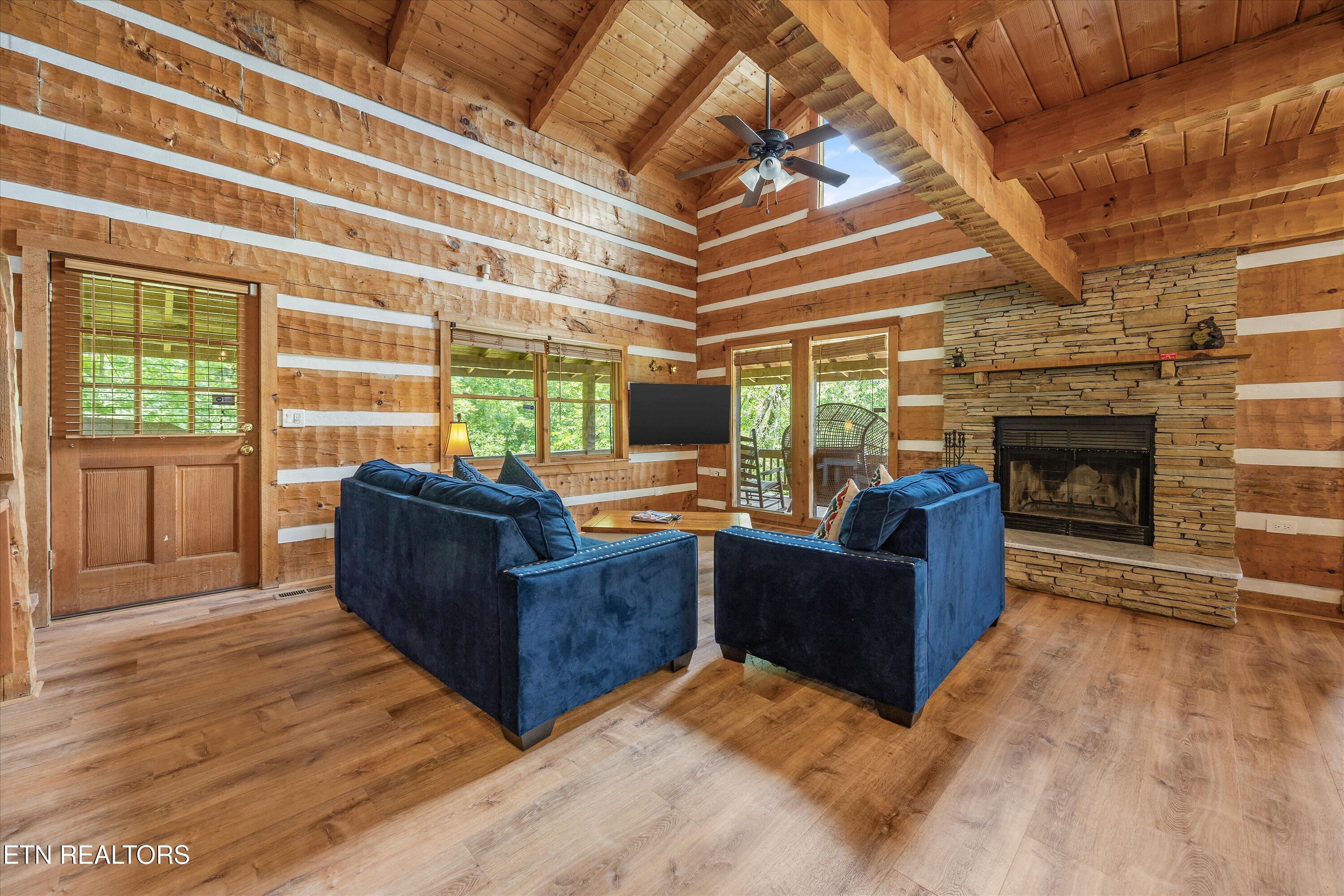 725 Driftwood Circle Property Photo 7