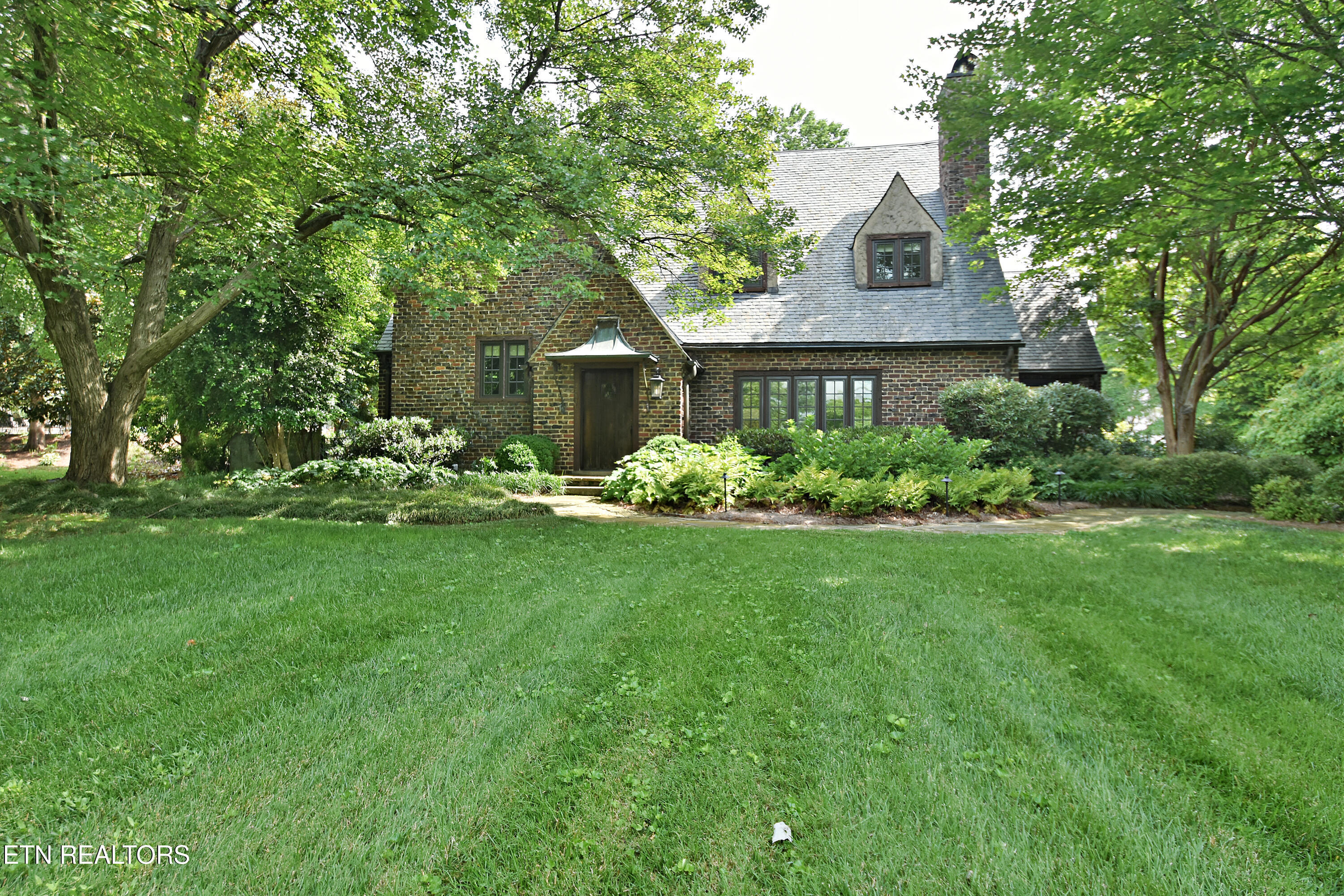 2221 Cherokee Blvd Property Photo 1