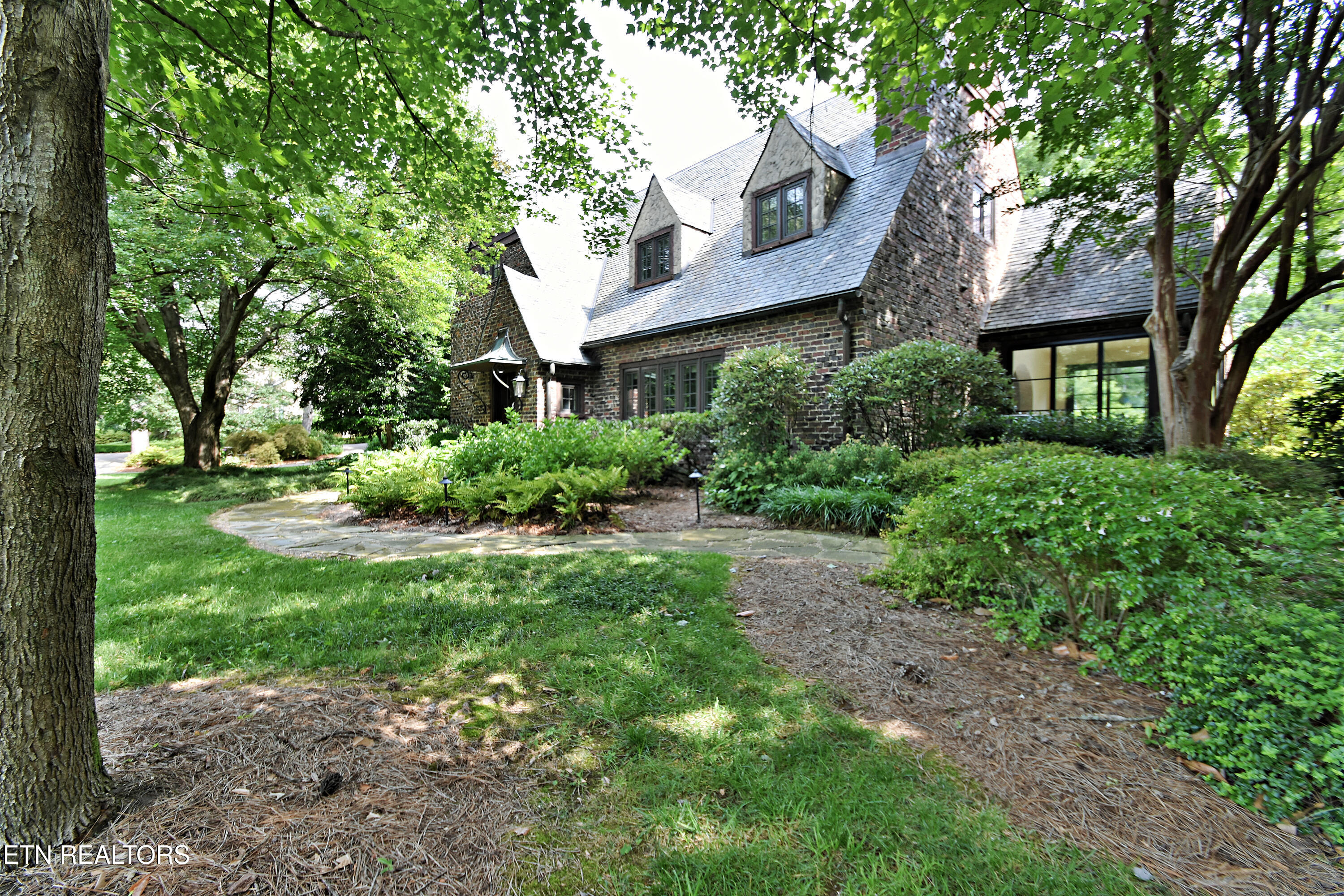 2221 Cherokee Blvd Property Photo 2